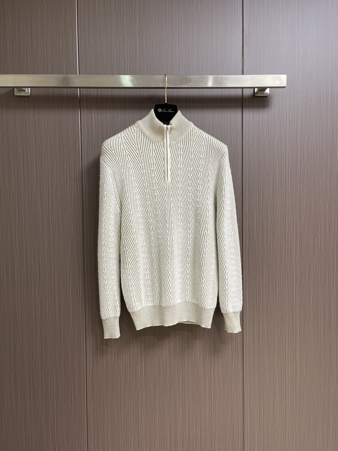 NO:597920,B.C.  2025ss autumn and winter new classic simple semi-zipped knitted sweater, which has become the favorite of many fashion lovers for its excellent quality and exquisite craftsmanship. This sweater is made of top-grade wool fabric, which is soft and delicate to the touch, as light as a cloud. It has excellent thermal insulation performance, even in the cold winter, it can make you feel as warm as spring. The natural characteristics make the sweater have good breathability, keeping the skin dry and comfortable  Suitable and caring for your skin all day long. It adopts a classic stand-up collar style, simple and elegant, versatile and practical. Whether it is paired with casual pants or formal pants, you can easily create different styles. The details highlight the quality. Exquisite stitching and thoughtful tailoring make the sweater fit the body curves and show an elegant figure. Meet your dressing needs in different occasions. Sizes 48-54, sweaters, alexander  wang19860909BC 2025ss秋冬新款经典简约半拉练针织毛衣,它以其卓越的品质和精湛的工艺,成为了众多时尚爱好者的心头好.这款毛衣选用了顶级羊毛面料,触感柔软细腻,如同云朵般轻盈.它具有出色的保暖性能,即使在严寒的冬日,也能让你感受到如春般的温暖.天然特性使得毛衣具有良好的透气性,保持肌肤干爽舒适,全天候呵护你的肌肤.采用了经典立领款式,简约大方,百搭实用.无论是搭配休闲裤还是正装裤,都能轻松打造出不同的风格.细节之处更是彰显品质,精致的缝线和贴心的剪裁,让毛衣贴合身体曲线,展现优雅身姿.满足你在不同场合的穿搭需求.尺码48-54,,sweaters,alexander wang,Men's clothing