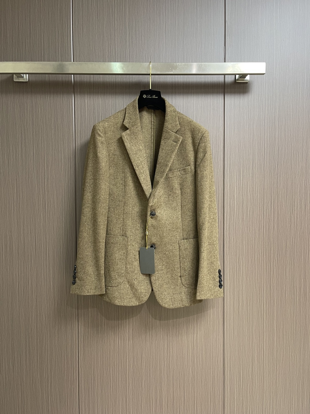 NO:597924,LP Loropiana 2025SS new autumn and winter old money style herringbone suit jacket, custom-woven wool fabric, simple and elegant, fashionable or elegant, three-dimensional waist suit tailoring, clean and neat upper body, slimming, timeless style, unique nostalgia and retro style. Sizes 48-54,,loro piana,loro piana,jackets & coats,business suit,alexander wang19860909LP Loropiana 2025SS秋冬新品老钱风穿搭人字纹西装外套,定织羊毛面料,简洁大气可时髦可优雅,立体收腰西装剪裁版型干净利落上身巨显瘦 万年不过时的款 独有的怀旧与复古充满腔调感.尺码48-54,,loro piana,loro piana,jackets & coats,business suit,alexander wang,Men's clothing