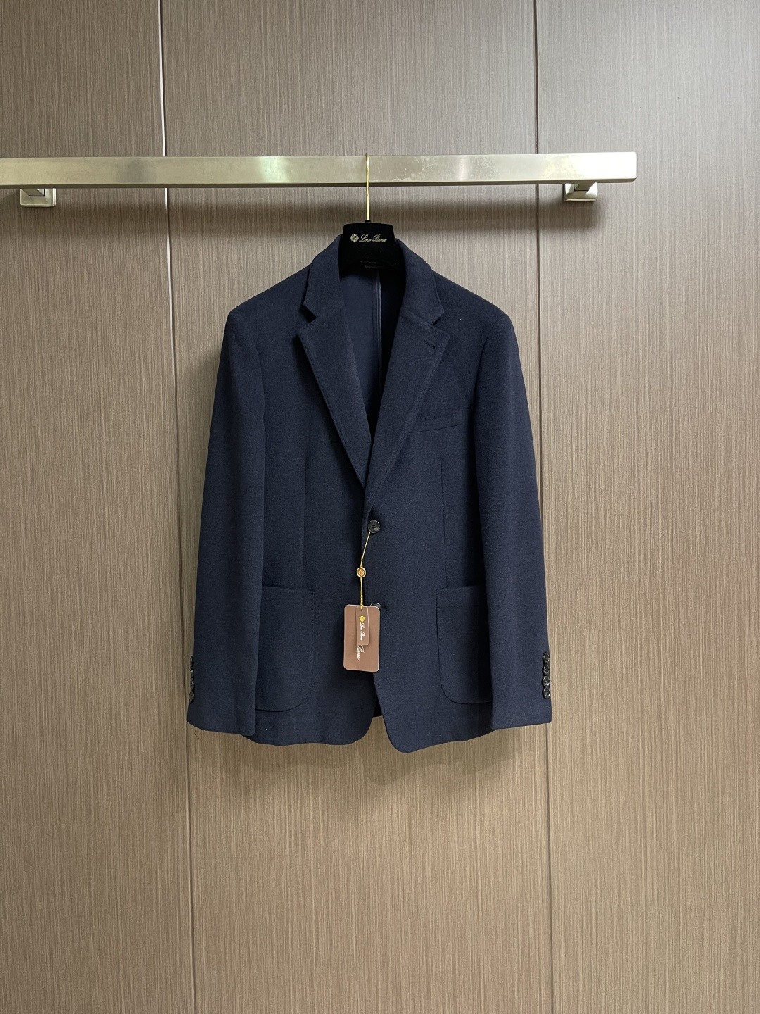 NO:597923,LP Loropiana 2025SS new autumn and winter old money style woolen suit jacket, custom-woven wool fabric, simple and elegant, fashionable or elegant, three-dimensional waist suit tailoring, clean and neat upper body, slimming, timeless style, unique nostalgia and retro style. Sizes 48-54,, loro piana, loro piana, jackets & coats, business suit, alexander wang19860909LP Loropiana 2025SS秋冬新品老钱风穿搭毛呢西装外套,定织羊毛面料,简洁大气可时髦可优雅,立体收腰西装剪裁版型干净利落上身巨显瘦 万年不过时的款 独有的怀旧与复古充满腔调感.尺码48-54,,loro piana,loro piana,jackets & coats,business suit,alexander wang,Men's clothing