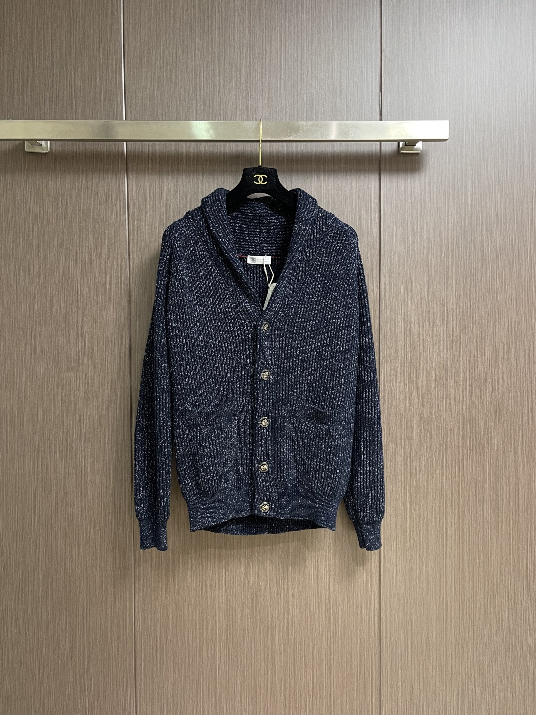 NO:597928,BC 2025SS new autumn and winter knitted sweater cardigan, V-neck tailoring to modify the neck line, button closure design on the front, adding a sense of retro sophistication, rich color levels, full of retro atmosphere. Sizes 48-54,,sweaters,alexander wang19860909BC 2025SS秋冬新款针织毛衣开衫,V领剪裁修饰颈部线条,前襟采用纽扣开合设计,增添复古精致感,色彩层次丰富,复古氛围感拉满.尺码48-54,,sweaters,alexander wang,Men's clothing