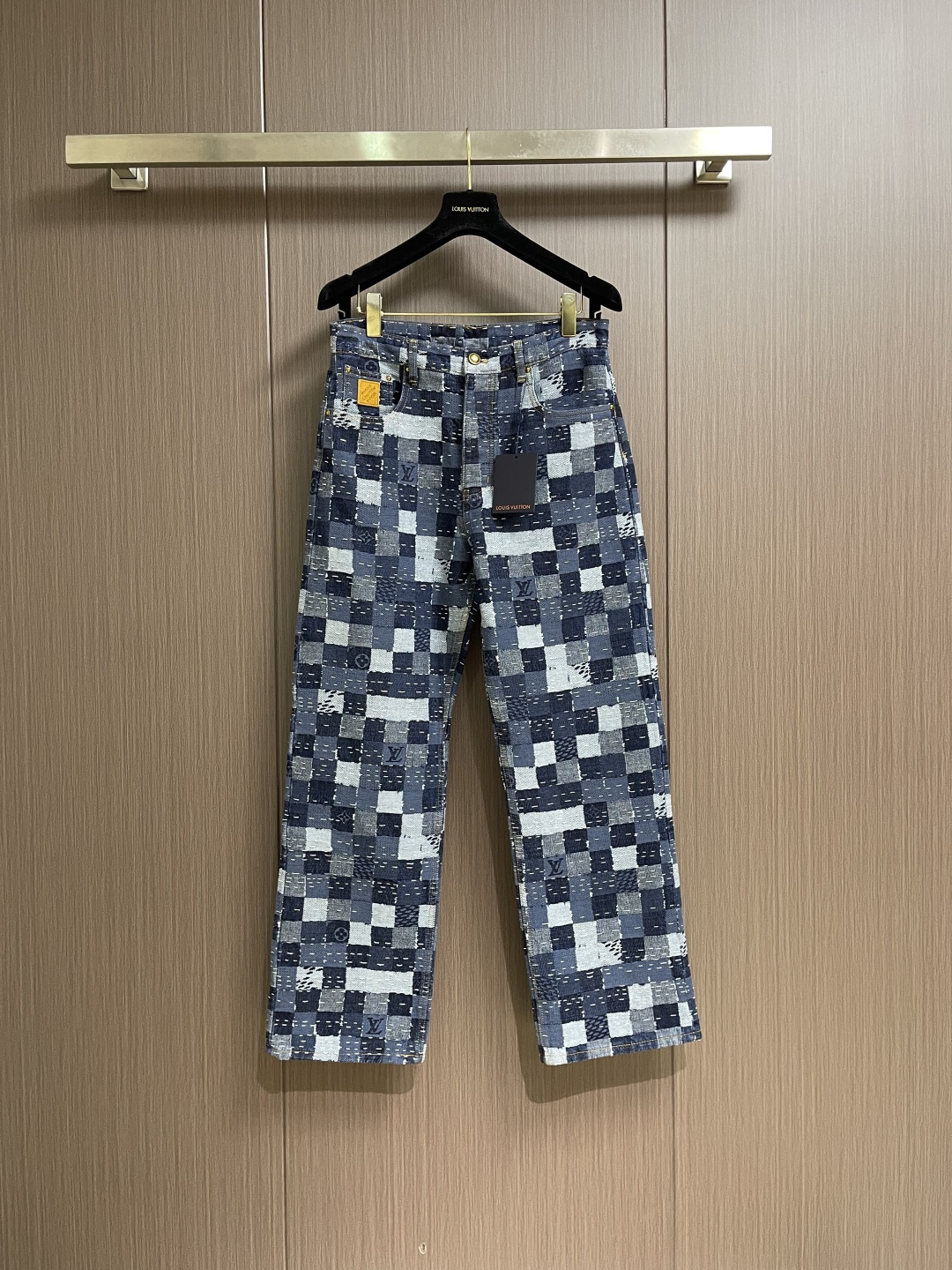 NO:597938,LV  The co-branded jacquard checkerboard jeans are made of pure cotton fabric to create a standard fit. The Damier jacquard weave pattern is presented through exquisite splicing technology, demonstrating Nigo's deep understanding of traditional Japanese craftsmanship. The design cleverly combines workwear and modern aesthetics, with smooth and elegant curved collar lines.  Elegant, perfectly balanced with the overall silhouette. The details are embellished with shiny domed metal buttons and rivets, adding a sense of sophistication to the overall look. The back waist is equipped with an adjustable strap to ensure wearing comfort. Complete with three standards, same style for men and women. Sizes 28-30-32-34-36, Louis  vuitton,jeans,alexander wang19860909LV 联名提花棋盘格牛仔裤,采用纯棉面料打造标准版型,通过精湛的拼接工艺呈现Damier提花织纹图案,展现了Nigo对日本传统工艺的深刻理解.设计上巧妙融合了工装与现代美学,弧形衣领线条流畅优雅,与整体廓形完美平衡.细节处选用亮泽圆顶金属纽扣和铆钉点缀,为整体造型增添精致感.后腰配有可调节袢带,确保穿着舒适度.三标齐全,男女同款.尺码28-30-32-34-36,,louis vuitton,jeans,alexander wang,Men's clothing