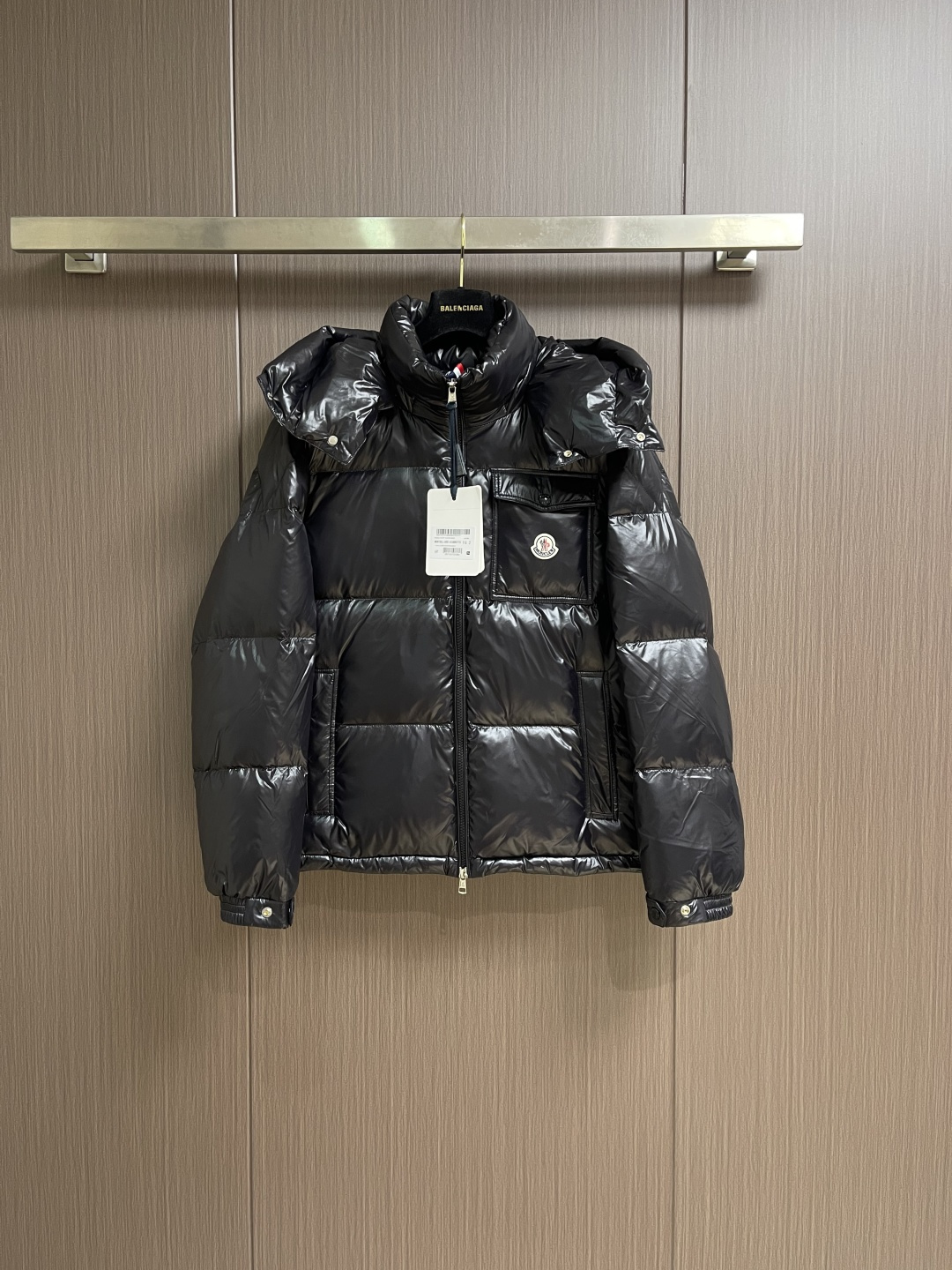 NO:600180,Moncler  A versatile down jacket, this down jacket is made of high-density glossy nylon fabric, which has been specially coated to give it a matte luster and is windproof and splashproof. The detachable hood is fixed with metal snaps, and the brim fits the contour of the head; the placket is  Customized two-color zipper with red and white stripes echoes the brand style, and the smoothness of the zipper has been rigorously tested. The body is filled with high-quality duck down, and three-dimensional quilting technology is used to evenly fix the velvet to avoid running down while creating a full silhouette. Brand logo on the chest  Using embroidery + patchwork technology, the details are exquisite and three-dimensional; the single-side pocket is a clamshell design, and the edges are hemmed, which is practical and decorative. The cuffs are edged with adjustable buttons to fit the wrist, prevent wind and keep warm; the overall cut is a short silhouette.  Seamless gluing technology is used at the splicing points to reduce the exposure of threads. From fabric technology to detail craftsmanship, everything is reflected in the exquisite level of high-end outdoor down products. The overall wiring is straight and delicate, the fabric is comfortable and soft, and the color is consistent without color difference.  It can be matched with the same style to create a fashionable look, and can be used in various occasions. Customized accessories, complete with three standards, same style for men and women!  Size 1-2-3-4-5,,down jacket,hats,alexander wang19860909Moncler 百搭款羽绒服,此款羽绒服采用高密亮面尼龙面料,经特殊涂层处理,呈现哑光光泽且具备防风防泼性能.可拆卸连帽设计通过金属按扣固定,帽檐贴合头部轮廓；门襟配备定制双色拉链,红白条饰与品牌风格呼应,拉合顺畅度经严格测试.衣身填充高品质鸭绒,采用立体绗缝工艺均匀固定绒朵,避免跑绒同时塑造饱满廓形.胸前品牌徽标运用刺绣＋贴布工艺,细节精致立体；单侧口袋为翻盖式设计,边缘经包边处理,实用且具装饰性.袖口采用可调节纽扣收边,贴合手腕防风保暖；整体剪裁为短款廓形,拼接处运用无缝压胶技术,减少线头外露.从面料科技到细节工艺,每一处都体现在高端户外羽绒制品领域的精湛水准.整体走线平直细腻,面料舒适柔软,颜色一致无色差 能与同款搭配营造时尚造型,驾驭各种场合,定制辅料,三标齐全,男女同款！尺码1-2-3-4-5,,down jacket,hats,alexander wang,Men's clothing