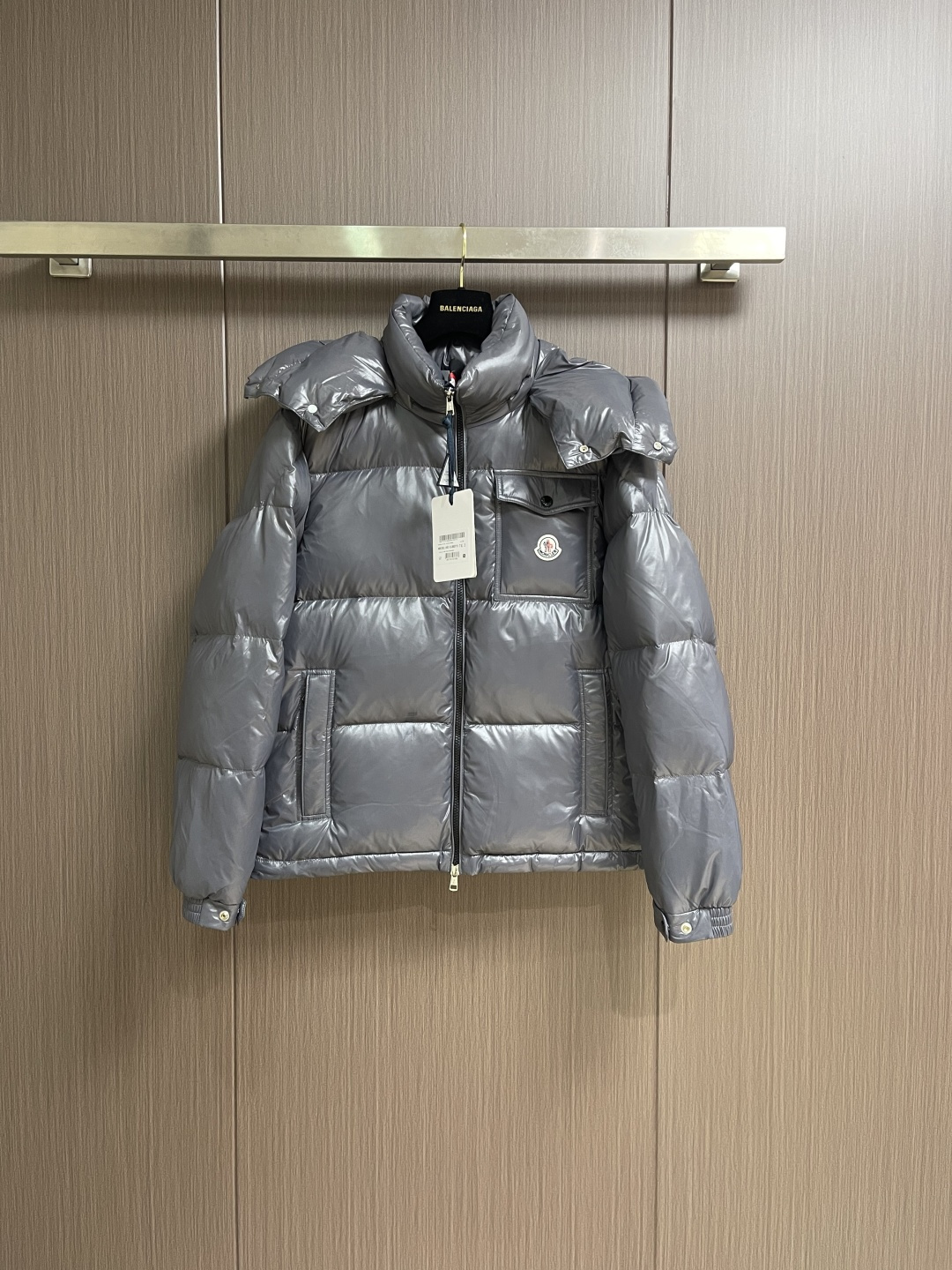NO:600183,Moncler  Snow mountain goose down jacket, this down jacket is made of high-density glossy nylon fabric, which has been specially coated to give it a matte luster and is windproof and splashproof. The detachable hood design is fixed with metal snaps, and the brim fits the contour of the head; the placket  Equipped with a customized two-color zipper, the red and white strips echo the brand style, and the smoothness of the zipper has been strictly tested. The body is filled with high-quality goose down, and three-dimensional quilting technology is used to evenly fix the velvet to avoid running down while creating a full silhouette. Brand logo on the chest  Using embroidery + patchwork technology, the details are exquisite and three-dimensional; the single-side pocket is a clamshell design, and the edges are hemmed, which is practical and decorative. The cuffs are edged with adjustable buttons to fit the wrist, prevent wind and keep warm; the overall cut is a short silhouette.  Seamless gluing technology is used at the splicing points to reduce the exposure of threads. From fabric technology to detail craftsmanship, everything is reflected in the exquisite level of high-end outdoor down products. The overall wiring is straight and delicate, the fabric is comfortable and soft, and the color is consistent without color difference.  It can be matched with the same style to create a fashionable look, and can be used in various occasions. Customized accessories, complete with three standards, same style for men and women!  Size 1-2-3-4-5,,down jacket,hats,alexander wang19860909Moncler 雪山鹅绒羽绒服,此款羽绒服采用高密亮面尼龙面料,经特殊涂层处理,呈现哑光光泽且具备防风防泼性能.可拆卸连帽设计通过金属按扣固定,帽檐贴合头部轮廓；门襟配备定制双色拉链,红白条饰与品牌风格呼应,拉合顺畅度经严格测试.衣身填充高品质鹅绒,采用立体绗缝工艺均匀固定绒朵,避免跑绒同时塑造饱满廓形.胸前品牌徽标运用刺绣＋贴布工艺,细节精致立体；单侧口袋为翻盖式设计,边缘经包边处理,实用且具装饰性.袖口采用可调节纽扣收边,贴合手腕防风保暖；整体剪裁为短款廓形,拼接处运用无缝压胶技术,减少线头外露.从面料科技到细节工艺,每一处都体现在高端户外羽绒制品领域的精湛水准.整体走线平直细腻,面料舒适柔软,颜色一致无色差 能与同款搭配营造时尚造型,驾驭各种场合,定制辅料,三标齐全,男女同款！尺码1-2-3-4-5,,down jacket,hats,alexander wang,Men's clothing
