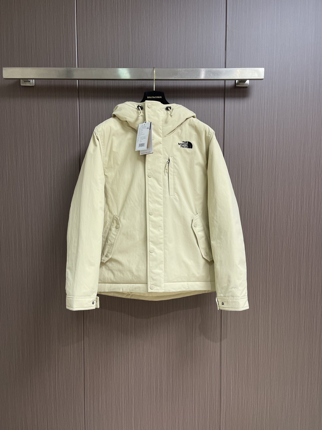 NO:600186,The North Face TNF hooded down jacket, imported Barudan embroidery machine, custom-made 10,000-needle electric embroidery, using imported No. 7 needles, imported embroidery thread, ensuring that every word is full, three-dimensional and clear, it can be called the most expensive embroidery logo!  Filled with national standard 90 white duck down, it has better thermal insulation performance, is light and not heavy, and has good fluff recovery after compression!  The original factory customization exclusively adopts the original single-layer fabric method [non-market currency with gallbladder inside]. The use of single-layer fabric tests that the fabric and down must meet the standards to prevent velvet running and ensure the feel and bulk. The interior is made of nylon double-layer sealing design, which will not cause any velvet running. The adjustable hem with built-in drawstring buckle can prevent wind and cold!  Size XS-XXL,,The North Face,down jacket,hats,alexander wang19860909The North Face TNF 北面连帽羽绒服,进口barudan百灵达绣花机定制万针电绣,采用进口7号针,进口绣线,保证每字饱满、立体、清晰,可称最贵绣标！采用国标90白鸭绒填充,保暖性能更出色,轻便不厚重,压缩后的蓬松度恢复性好！原厂定制独家采用原版一致单层布料做法【非市面通货内加胆布】,采用单层布料考验了布料及羽绒必须要达标,防止跑绒,并保证手感及膨松度,内里采用尼龙nylon双重双层封禁设计,不会出现任何跑绒现象,内置抽拉绳扣的可调节下摆,可防风防寒！尺码XS-XXL,,The North Face,down jacket,hats,alexander wang,Men's clothing