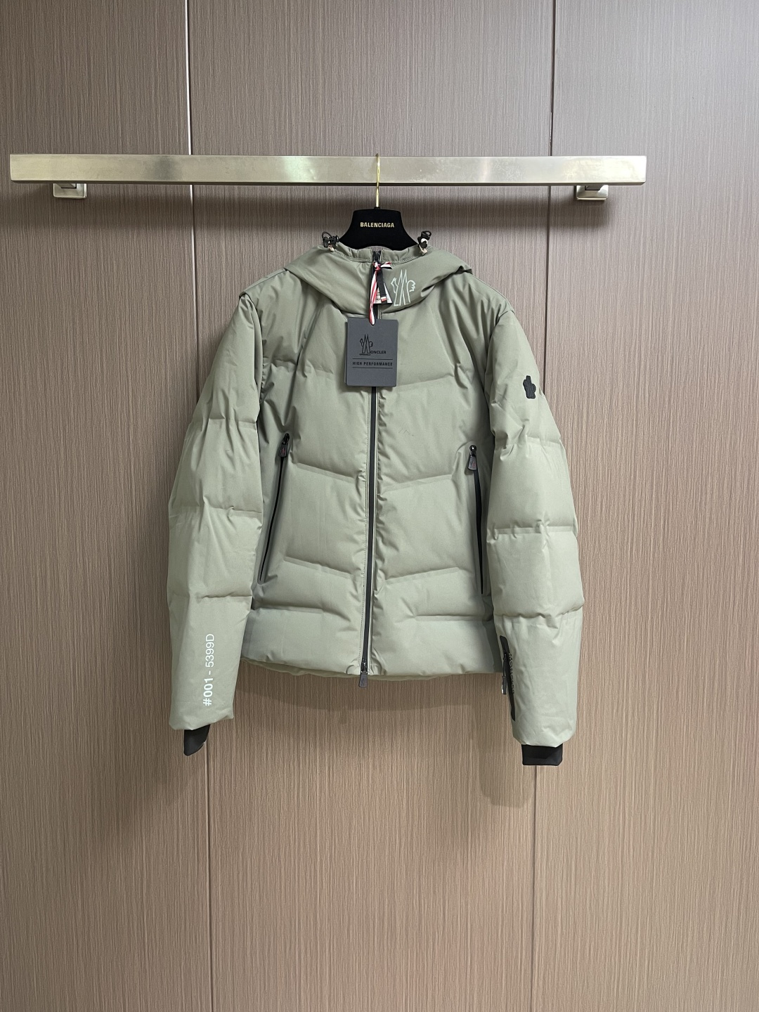 NO:600192,Moncler Angren Hooded Down Ski Jacket The Angren men's down jacket offers bold, modern lines. Designed in a cropped silhouette, it's made from four-way stretch poplin for easy movement. This utility jacket has functional zippers and stretch-jersey wrist guards to protect against the elements. Built-in RECCO reflectors add a finishing touch to the style. Made from a double layer of four-way stretch poplin, four-way stretch poplin lining with down-filled heat-sealed seams  Adjustable drawstring hood with bonded checkered quilted logo detail. Sizes 1-2-3-4-5,,jackets & coats,jackets & coats,down jacket,hats,alexander wang19860909Moncler Angren连帽羽绒滑雪夹克连帽外套,Angren男士羽绒夹克演绎大胆的现代线条.短款设计,采用四向弹性府绸面料制成,便于自如活动.这款实用夹克配有功能性拉链和弹性平纹针织护腕,可抵御恶劣天气.内置RECCO反射器,为款式增添点睛之笔.采用双层四向弹性府绸面料制成四向弹性府绸面料衬里填充羽绒热封接缝 可调节抽绳兜帽粘合方格块绗缝标识细节. 尺码1-2-3-4-5,,jackets & coats,jackets & coats,down jacket,hats,alexander wang,Men's clothing