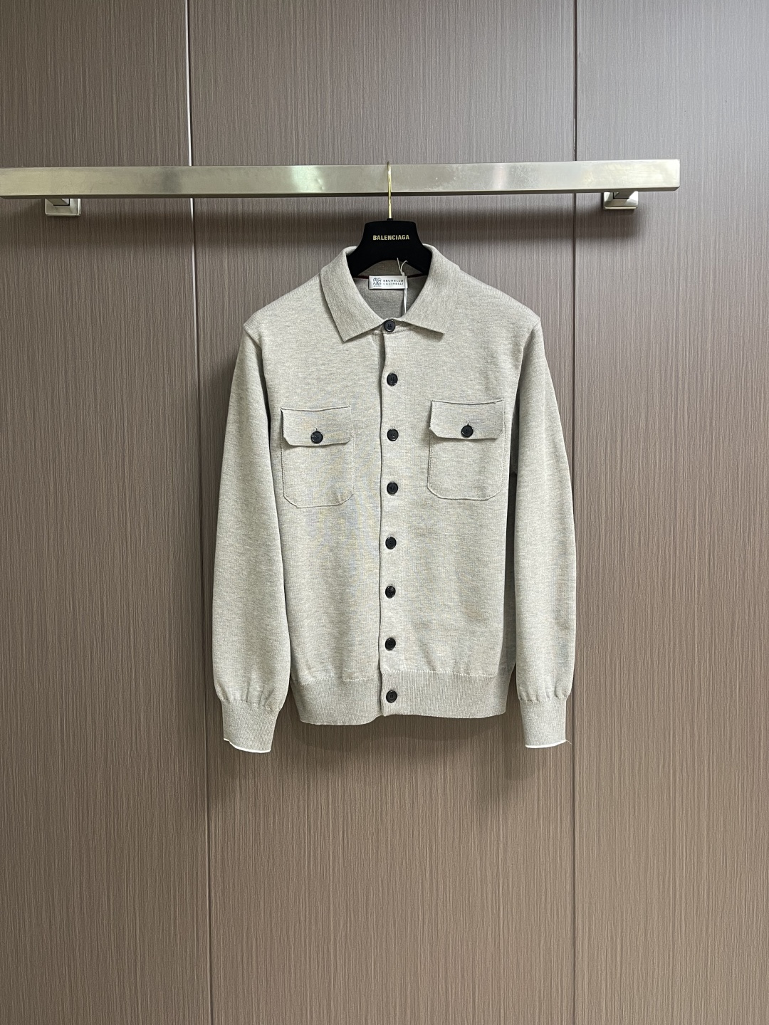 NO:600206,BC lapel knitted POLO sweater, an old-money style look. Classic lapel sweater, with a high-end relaxed feel that can be worn every day. Selected high-quality cotton, the fiber is as fine as clouds, soft and waxy when worn next to the skin. The tight but not heavy knitting method gives the sweater a crisp shape while retaining the airy feel of wool. It will not deform after long-term wear and has online pilling resistance. The neat small lapel weakens the traditional  The business sense of POLO is a bit more Italian-style laziness. When worn alone, the neck line is modified, and when layered with a high collar of a shirt, it instantly creates a sense of layering for intellectual wear. Customized shell buttons and clearly engraved brand logo can be easily controlled whether it is a business trip or a casual gathering, showing the unique sophistication and charm of men!  Size S-XL,,sweaters,shirts,alexander wang19860909BC 翻领针织POLO毛衣,老钱风穿搭 经典翻领针织衫,高级松弛感穿成日常.精选优质棉,纤维细腻如云朵,贴身穿软糯亲肤.针织工艺紧密却不厚重的织法,让毛衣既有挺括的型,又保留羊毛的空气感,久穿不变形,抗起球能力在线.利落小翻领,弱化传统 POLO的商务感,多了几分意式慵懒.单穿时修饰颈部线条,叠穿衬衫高领,瞬间营造知识分子穿搭的层次感.定制贝壳纽扣,刻字清晰的品牌标识,无论是商务出行还是休闲聚会,都能轻松驾驭,展现出男士独有的干练与魅力！尺码S-XL,,sweaters,shirts,alexander wang,Men's clothing