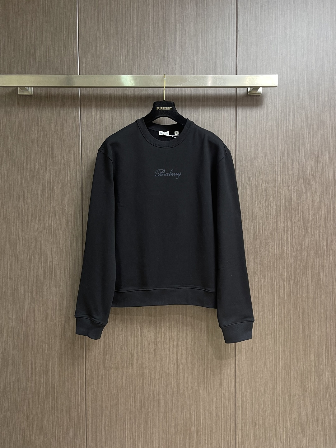 NO:600195,Burberry back plaid round neck pullover sweatshirt. The fabric is made of 16S single yarn + 10S single yarn, 470g; matched with 21S  2*2 stretch rib; 470g. Made of turned-over terry cotton fabric. The terry loops formed during weaving are uniformly brushed in the post-finishing process, so that a layer of uniform, rich and soft velvet is formed inside the fabric. It has excellent warmth retention.  and skin-fitting comfort; while the outside presents a slightly frosted flat appearance, with a thick and crisp texture. The front chest and back are embellished with letter logo embroidery, forming a visual rhythm that echoes the front and rear, all presented through chain stitch embroidery technology. These logos are also made of  High-precision embroidery technology is used to ensure clear edges, firmness and durability. Unique embroidery technology, the stitches are interlocking like a chain, with a stronger three-dimensional effect, softer touch, and a unique texture and luster. The classic plaid pattern is presented with this technology  , is an innovative deconstruction of the traditional elements of the brand. It transforms the original flat pattern into a three-dimensional texture with handicraft warmth, which greatly enhances the sophistication and value of the design. The overall wiring is straight and delicate, the fabric is comfortable and soft, and the colors are consistent without color difference.  It can be matched with the same style to create a fashionable look, and can be used in various occasions. Customized accessories, complete with three standards, same style for men and women!  Size XS-L,,burberry,hoodie,sweatshirts,alexander wang19860909Burberry 背格字圆领套头卫衣 面料采用16S单纱＋10S单股,470g；搭配21S 2*2拉架罗纹；470g.采用翻面毛圈绒棉质面料,织造时形成的毛圈线圈在后期整理中进行统一的拉绒处理,使面料的内里形成一层均匀、丰盈且柔软的绒毛.具有极佳的保暖性和贴肤舒适度；而外侧则呈现出略微磨砂感的平整外观,质地厚实挺括.前胸及背部均点缀字母徽标刺绣,构成了前后呼应的视觉节奏,均通过链式缝线刺绣工艺呈现.这些徽标同样采用高精度的刺绣工艺,确保边缘清晰、牢固耐用.独特的刺绣技法,其线迹如同链条般环环相扣,立体感更强、触感更柔软,且具有独特的纹理光泽.将经典的格纹图案用此种工艺呈现,是对品牌传统元素的一次创新解构,它将原本平面的图案转化为具有手工艺温度的立体肌理,极大地提升了设计的精致度和价值感.整体走线平直细腻,面料舒适柔软,颜色一致无色差 能与同款搭配营造时尚造型,驾驭各种场合,定制辅料,三标齐全,男女同款！尺码XS-L,,burberry,hoodie,sweatshirts,alexander wang,Men's clothing