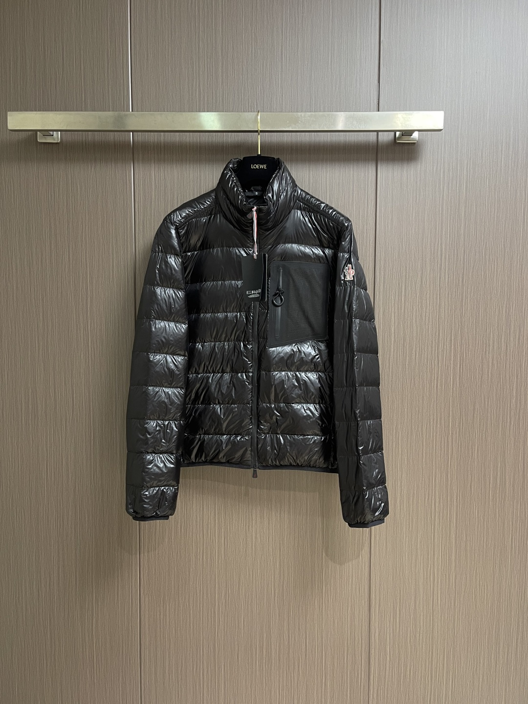 NO:600181,Moncler Fraser Foldable Short Down Jacket Jacket, Fraser Down Jacket is lightweight and foldable, suitable for outdoor activities in mild weather. Short design, made of durable and practical fine nylon fabric. Performance design can help keep you dry and protect you from cold wind, while maintaining breathability to easily cope with various weather conditions. Paired with practical and spacious chest pockets, it adds a finishing touch. Designed for outdoor activities, made of fine fabric and polyester fiber lining.  Foldable for storage. Sizes 1-2-3-4-5,,jackets & coats,jackets & coats,down jacket,alexander wang19860909Moncler Fraser可折叠短款羽绒夹克外套,Fraser羽绒夹克轻盈可折叠,适合温和天气时户外活动穿着.短款设计,采用经久实用的细密尼龙面料制成.性能设计可帮助您保持干爽,为您抵御寒风,同时保持通透性,轻松应对各种天气条件.搭配实用宽敞的胸部衣袋,增添点睛之笔.专为户外活动设计,采用细密面料制成,聚酯纤维衬里．可折叠收纳.尺码1-2-3-4-5,,jackets & coats,jackets & coats,down jacket,alexander wang,Men's clothing