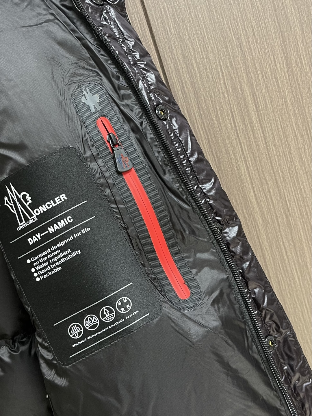 Moncler Raffort 滑雪系列羽绒服，90白鹅绒高版，专为户外活动而设计 由微型防撕 裂材料制