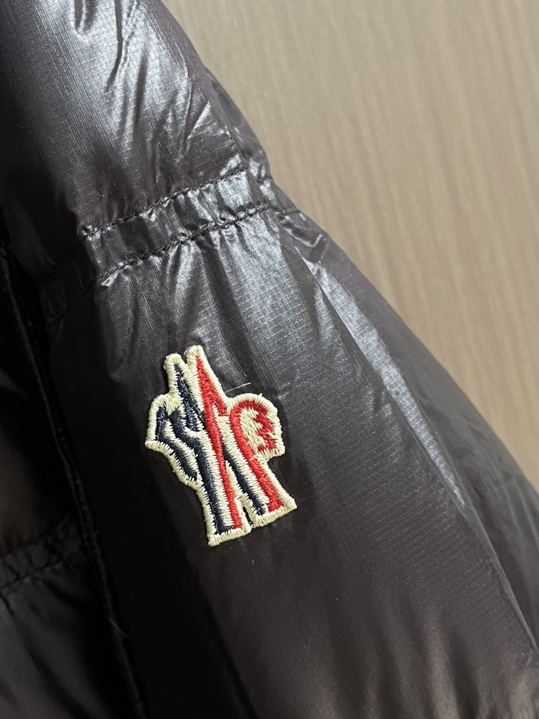 Moncler Raffort 滑雪系列羽绒服，90白鹅绒高版，专为户外活动而设计 由微型防撕 裂材料制