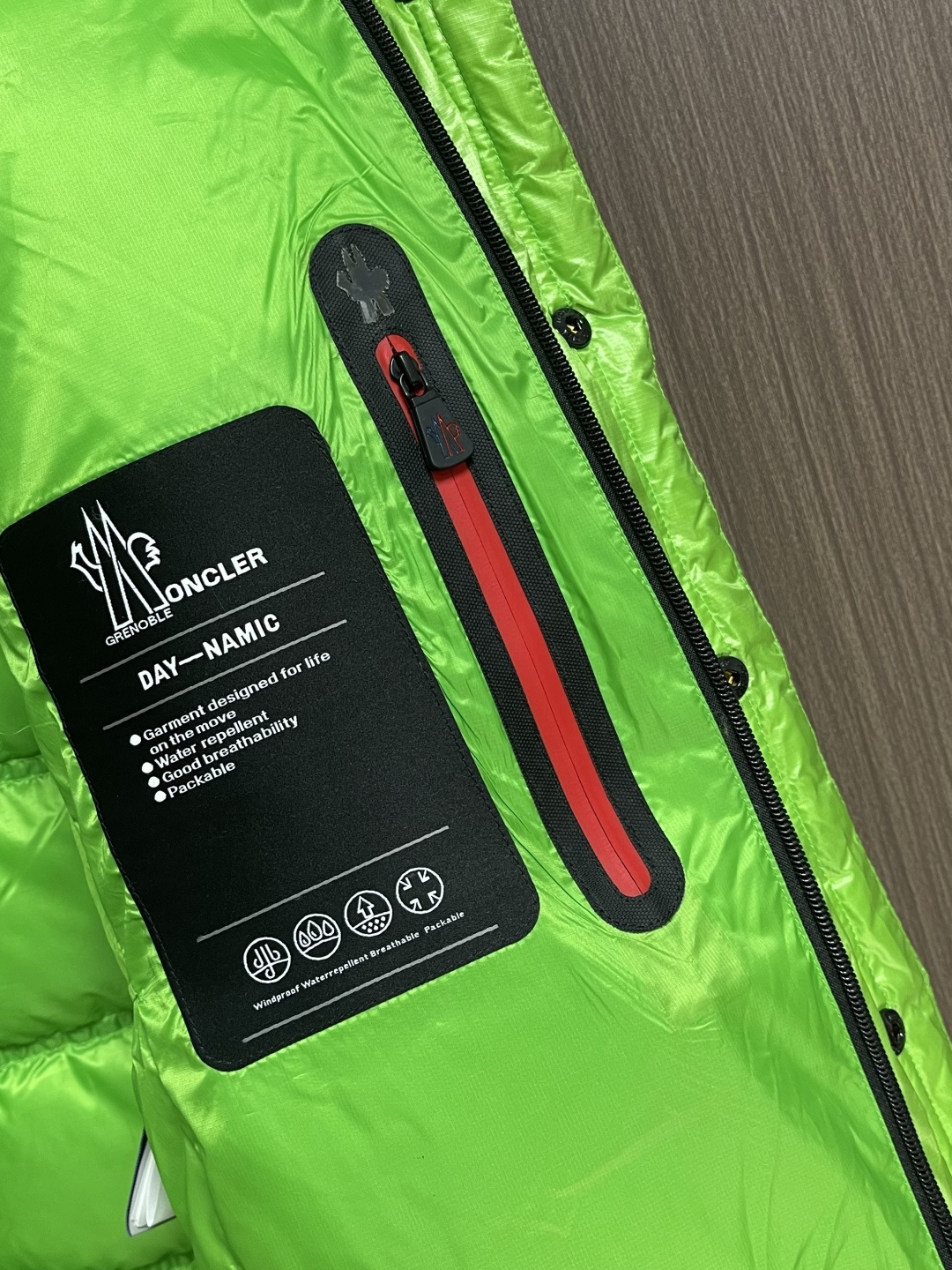 Moncler Raffort 滑雪系列羽绒服，90白鹅绒高版，专为户外活动而设计 由微型防撕 裂材料制