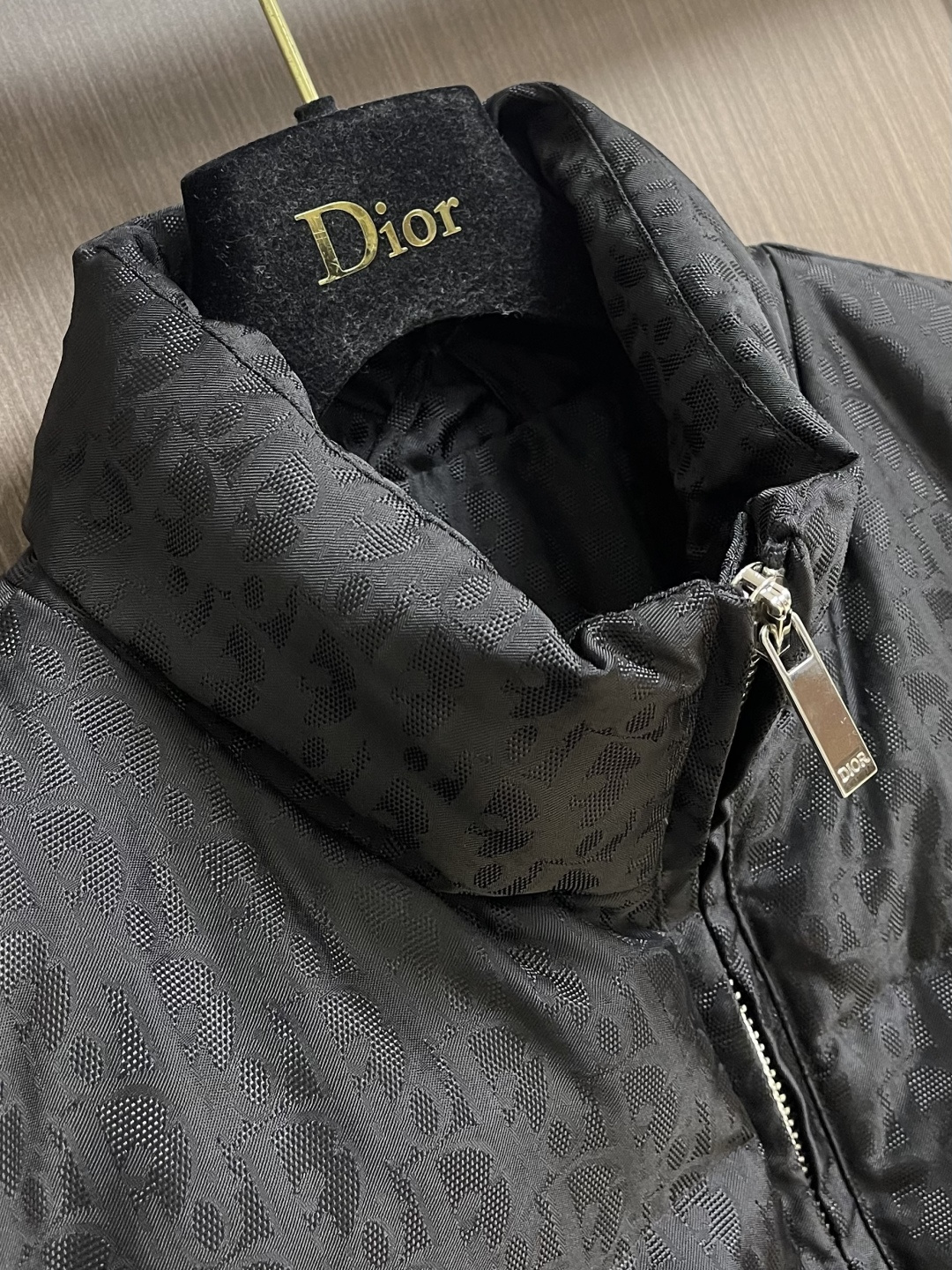Dior 满印提花立领面包服羽绒外套。面料采用科技提花技术：在面料上应用激光提花技术，使整件凹凸有致，立