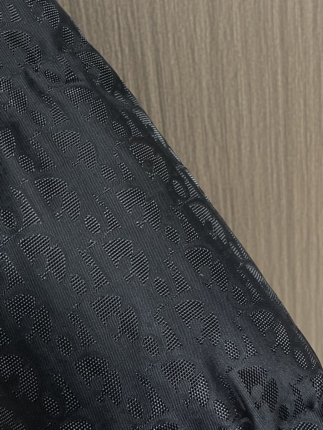 Dior 满印提花立领面包服羽绒外套。面料采用科技提花技术：在面料上应用激光提花技术，使整件凹凸有致，立