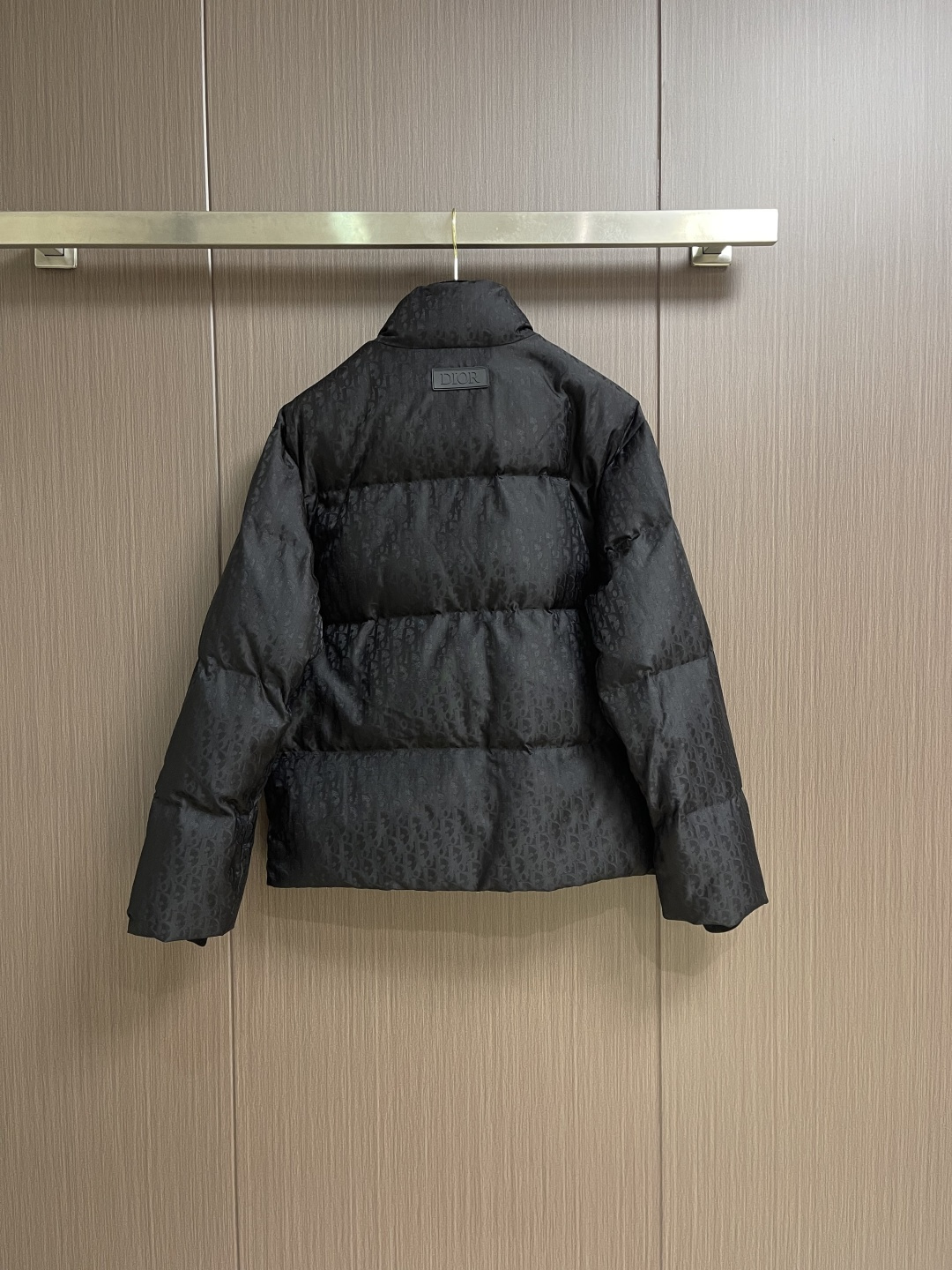 Dior 满印提花立领面包服羽绒外套。面料采用科技提花技术：在面料上应用激光提花技术，使整件凹凸有致，立