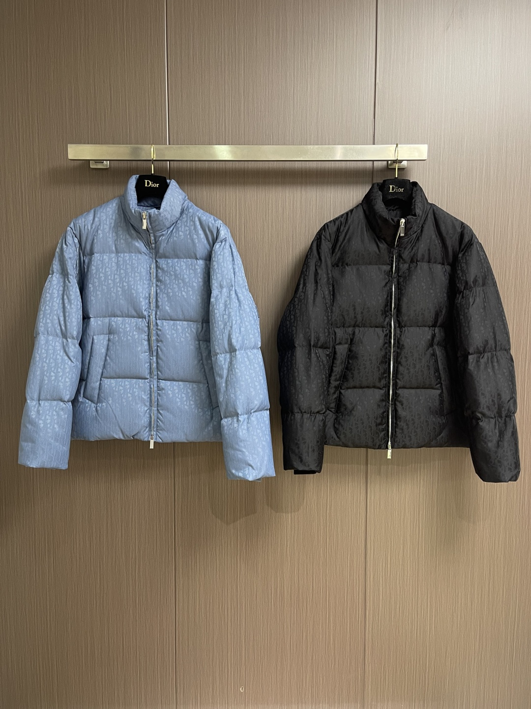 Dior 满印提花立领面包服羽绒外套。面料采用科技提花技术：在面料上应用激光提花技术，使整件凹凸有致，立