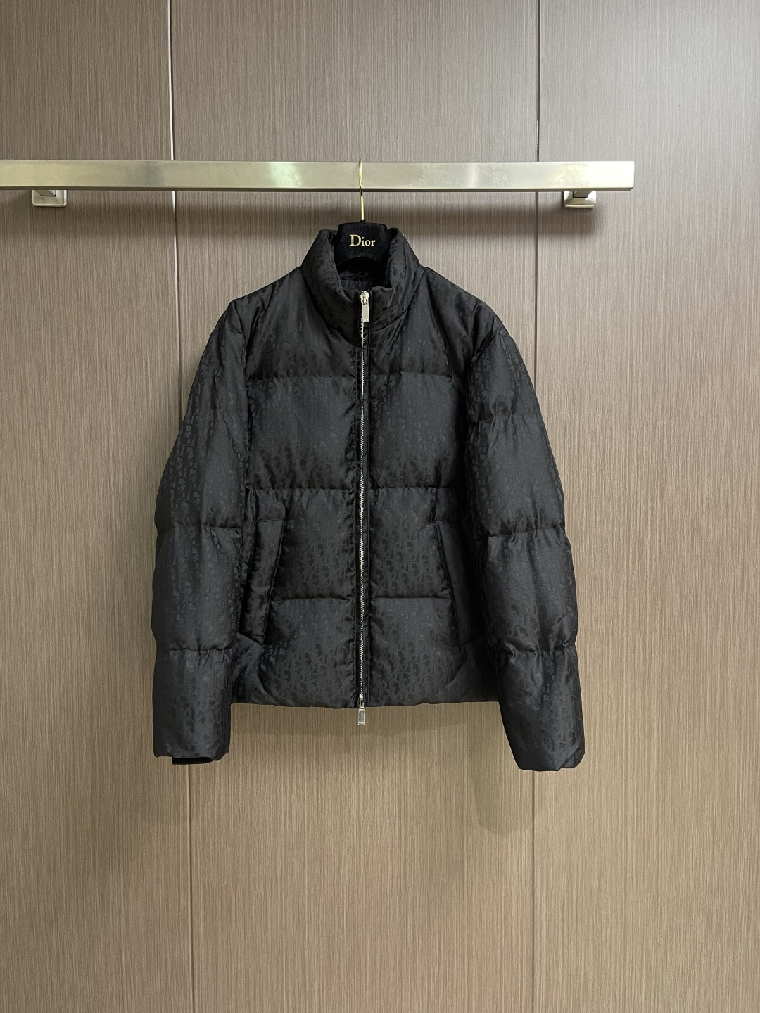 Dior 满印提花立领面包服羽绒外套。面料采用科技提花技术：在面料上应用激光提花技术，使整件凹凸有致，立