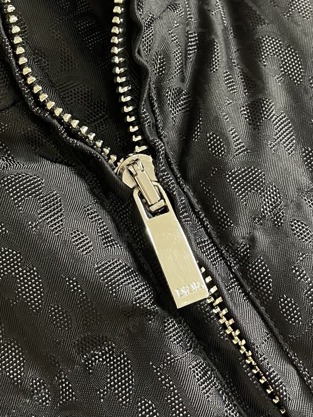 Dior 满印提花立领面包服羽绒外套。面料采用科技提花技术：在面料上应用激光提花技术，使整件凹凸有致，立