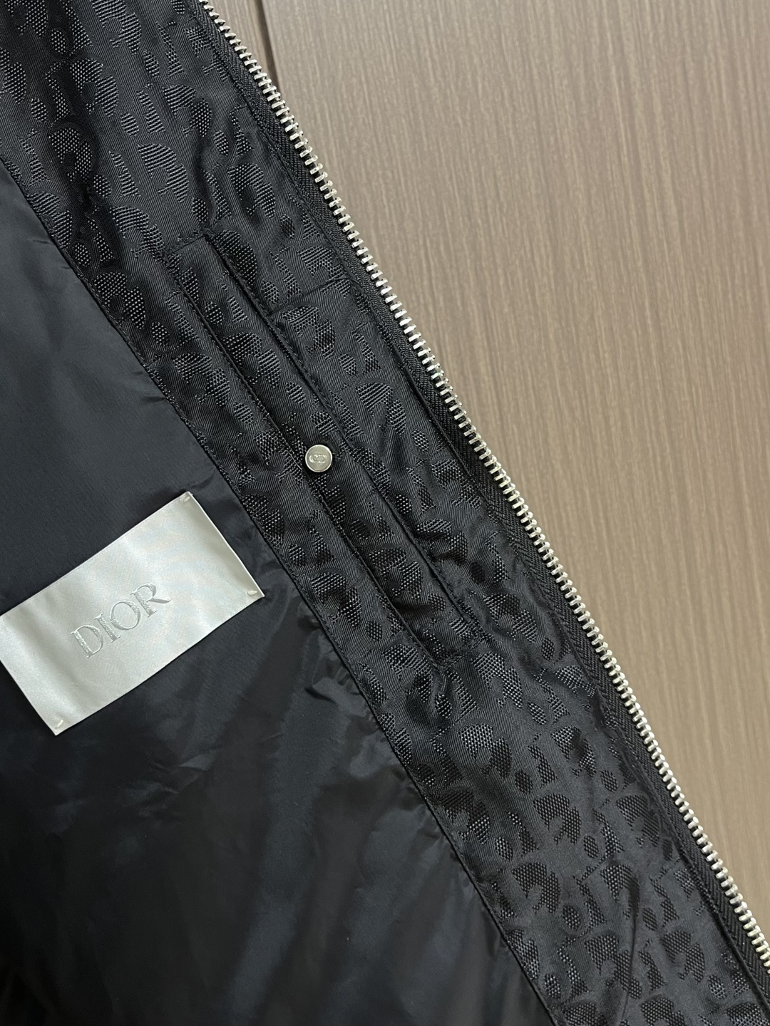 Dior 满印提花立领面包服羽绒外套。面料采用科技提花技术：在面料上应用激光提花技术，使整件凹凸有致，立