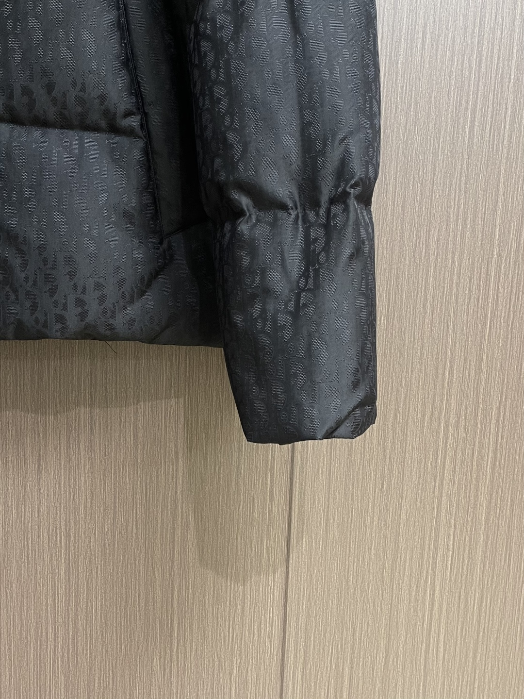 Dior 满印提花立领面包服羽绒外套。面料采用科技提花技术：在面料上应用激光提花技术，使整件凹凸有致，立