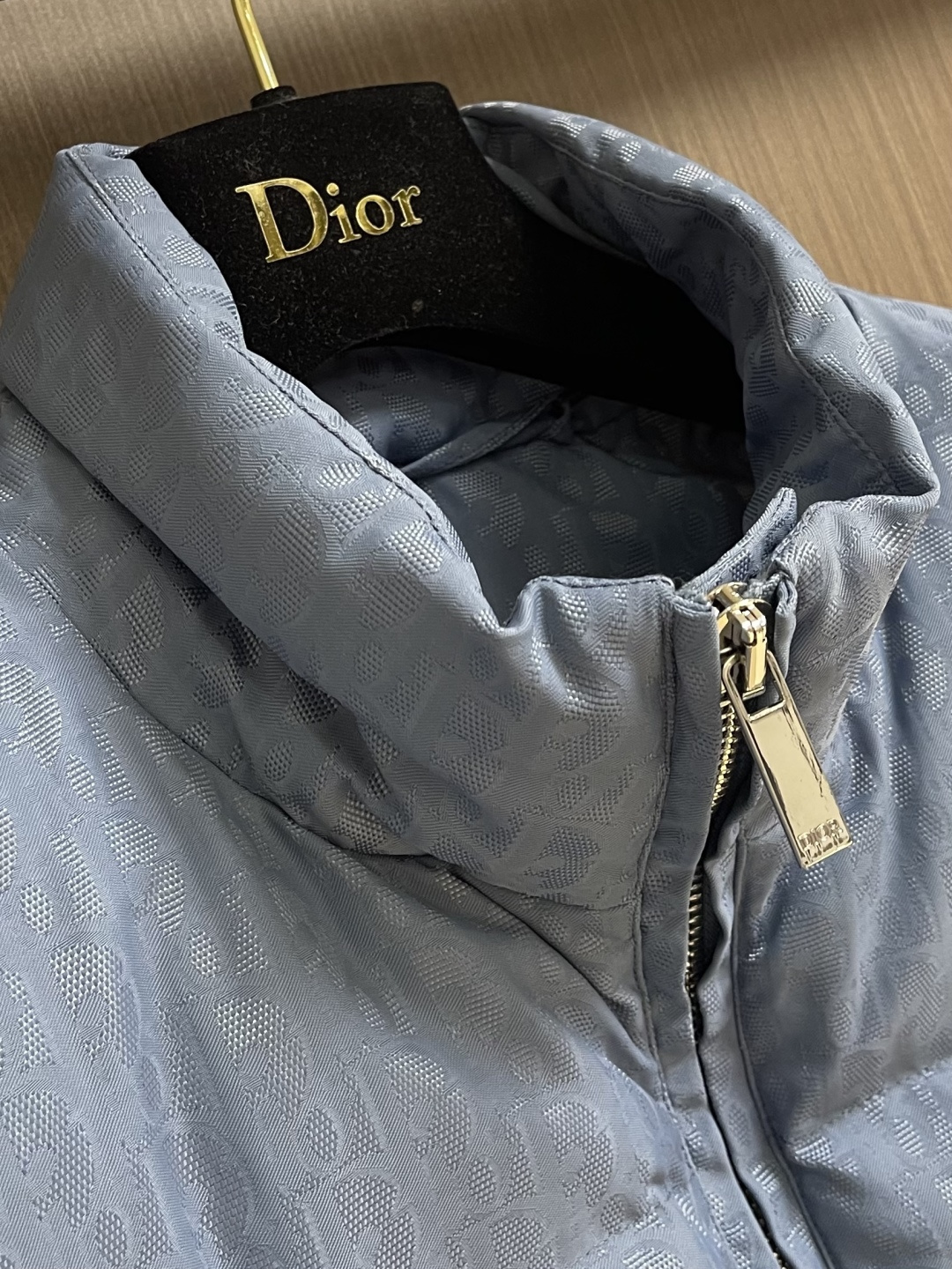 Dior 满印提花立领面包服羽绒外套。面料采用科技提花技术：在面料上应用激光提花技术，使整件凹凸有致，立
