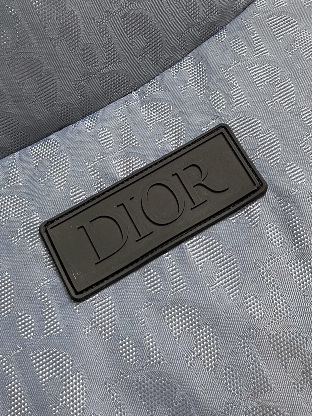 Dior 满印提花立领面包服羽绒外套。面料采用科技提花技术：在面料上应用激光提花技术，使整件凹凸有致，立