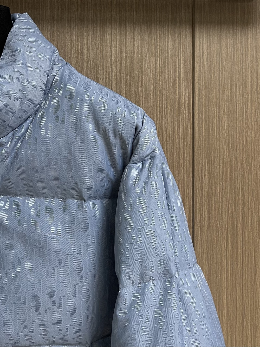 Dior 满印提花立领面包服羽绒外套。面料采用科技提花技术：在面料上应用激光提花技术，使整件凹凸有致，立