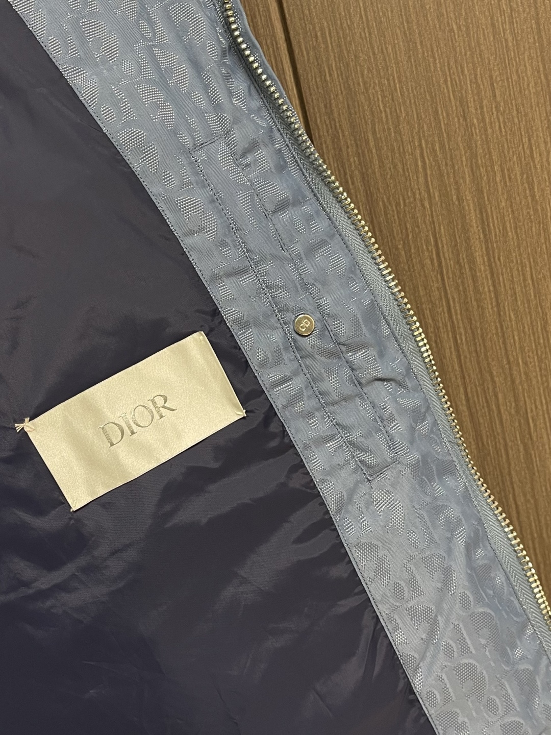 Dior 满印提花立领面包服羽绒外套。面料采用科技提花技术：在面料上应用激光提花技术，使整件凹凸有致，立