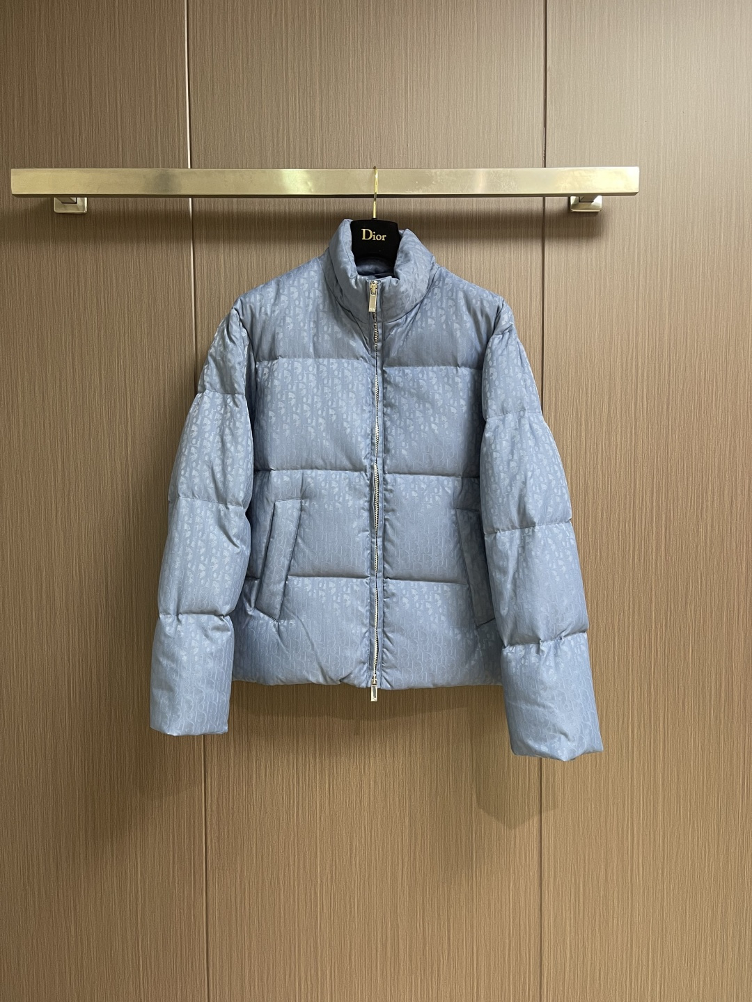 Dior 满印提花立领面包服羽绒外套。面料采用科技提花技术：在面料上应用激光提花技术，使整件凹凸有致，立