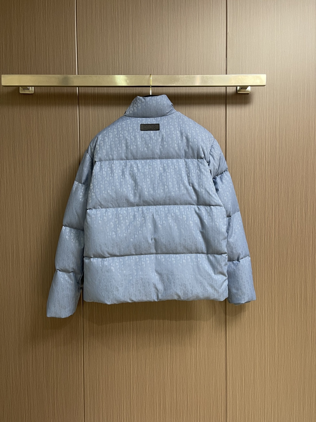 Dior 满印提花立领面包服羽绒外套。面料采用科技提花技术：在面料上应用激光提花技术，使整件凹凸有致，立