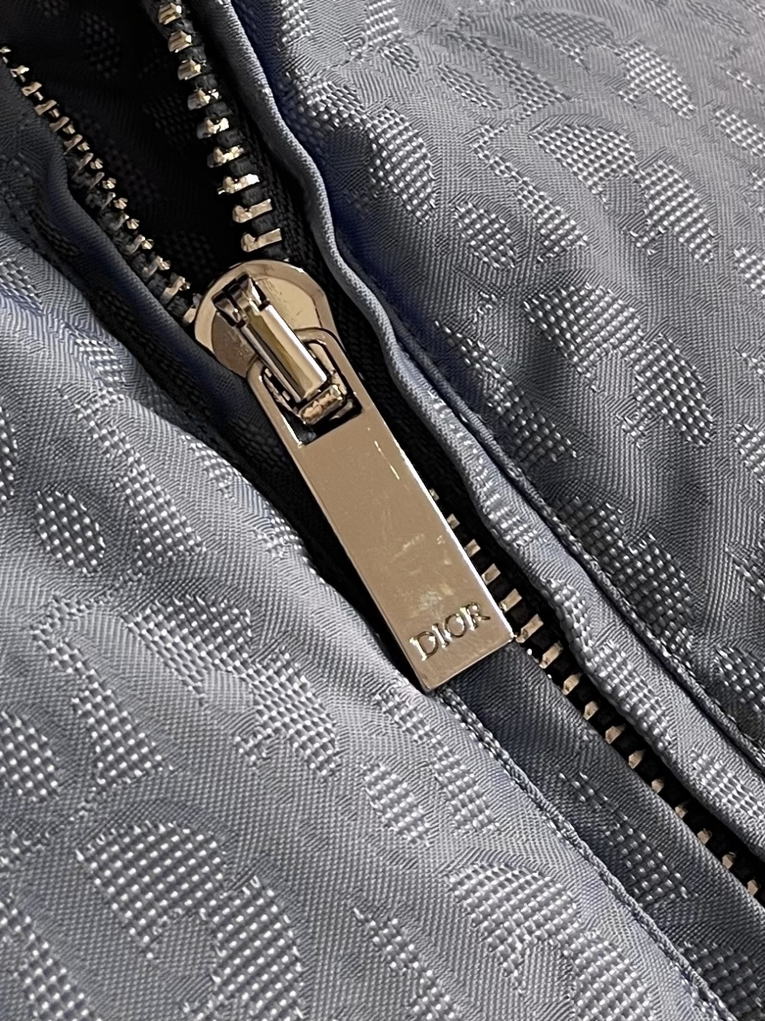 Dior 满印提花立领面包服羽绒外套。面料采用科技提花技术：在面料上应用激光提花技术，使整件凹凸有致，立