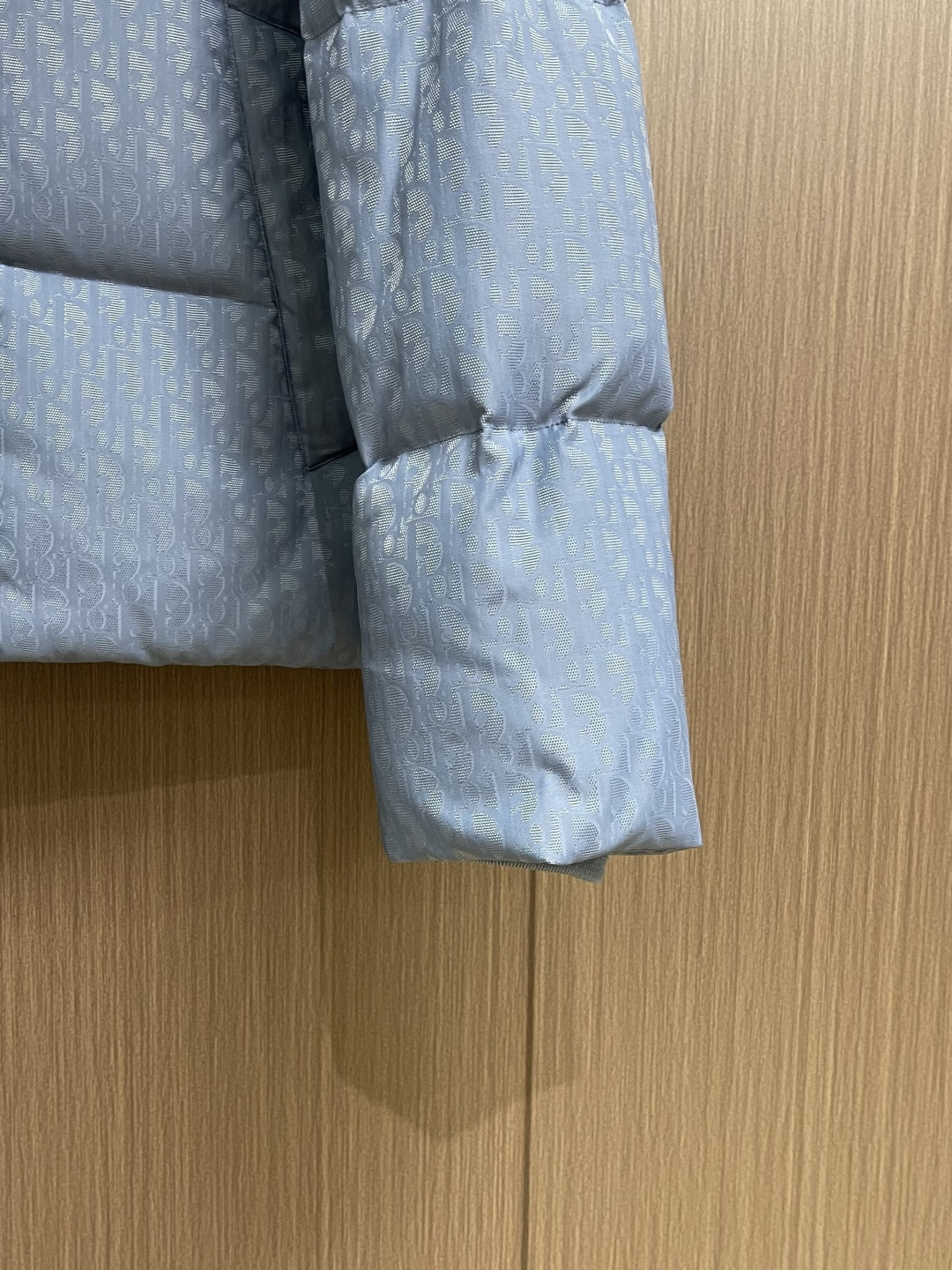 Dior 满印提花立领面包服羽绒外套。面料采用科技提花技术：在面料上应用激光提花技术，使整件凹凸有致，立