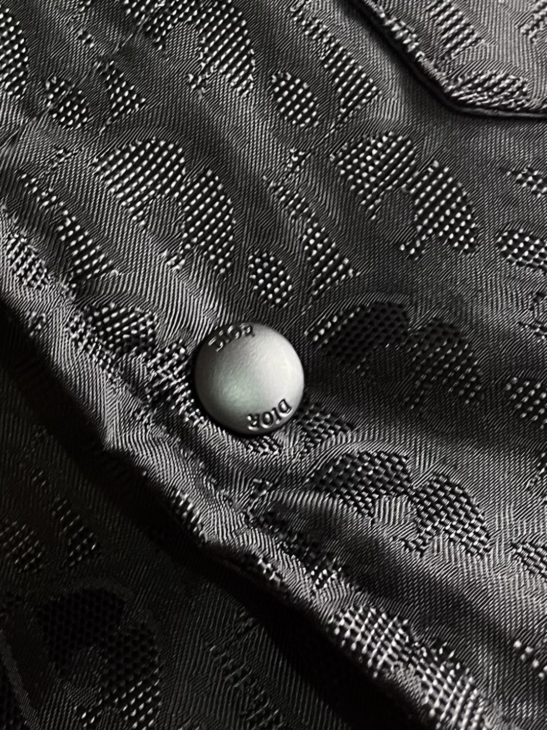 Dior 提花夹克款式羽绒服。 DIOR羽绒服立领衬衫款式。面料采用科技提花技术：在面料上应用激光提花技