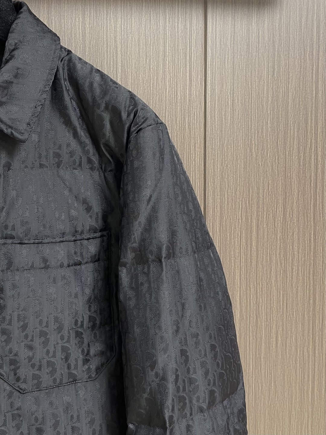 Dior 提花夹克款式羽绒服。 DIOR羽绒服立领衬衫款式。面料采用科技提花技术：在面料上应用激光提花技