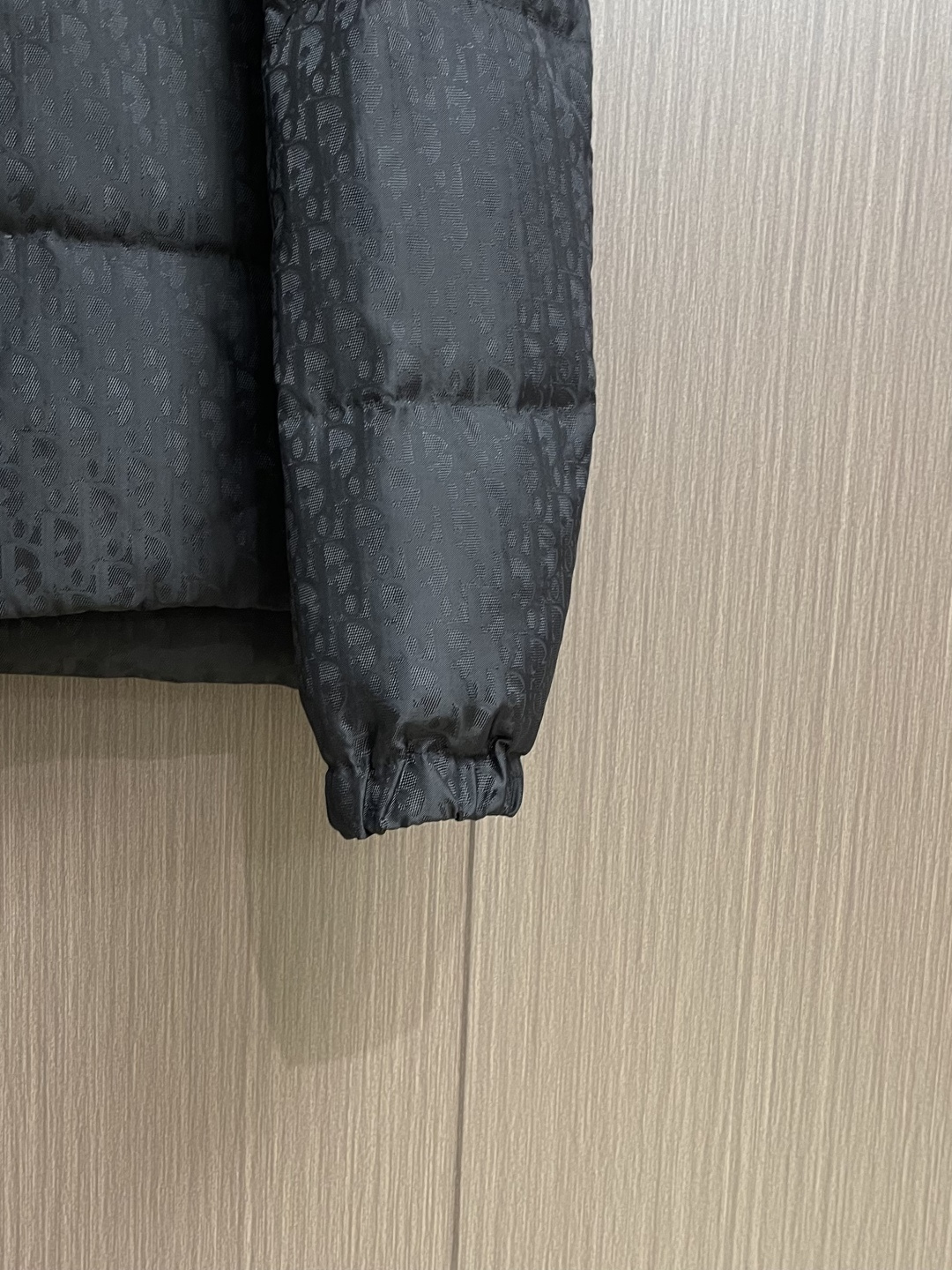 Dior 提花夹克款式羽绒服。 DIOR羽绒服立领衬衫款式。面料采用科技提花技术：在面料上应用激光提花技