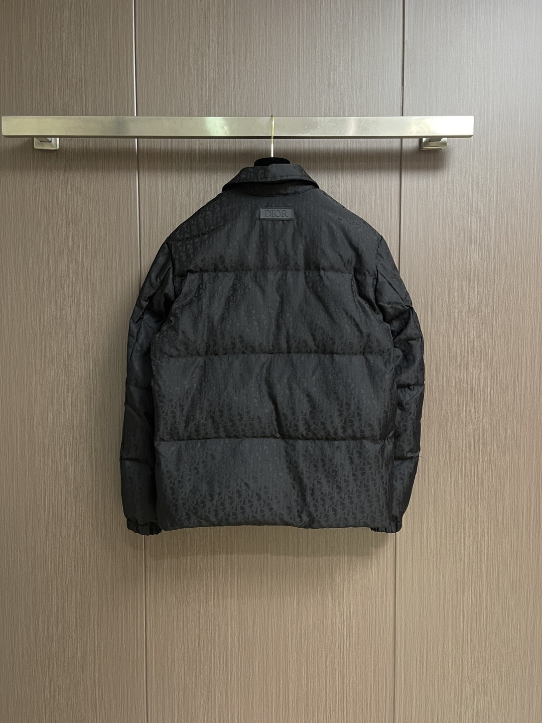 Dior 提花夹克款式羽绒服。 DIOR羽绒服立领衬衫款式。面料采用科技提花技术：在面料上应用激光提花技