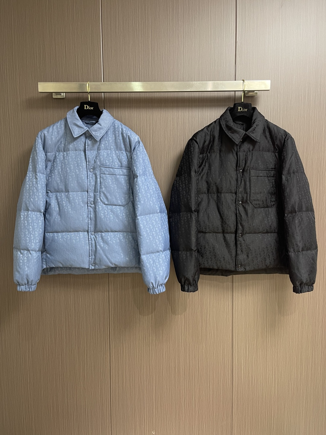 Dior 提花夹克款式羽绒服。 DIOR羽绒服立领衬衫款式。面料采用科技提花技术：在面料上应用激光提花技