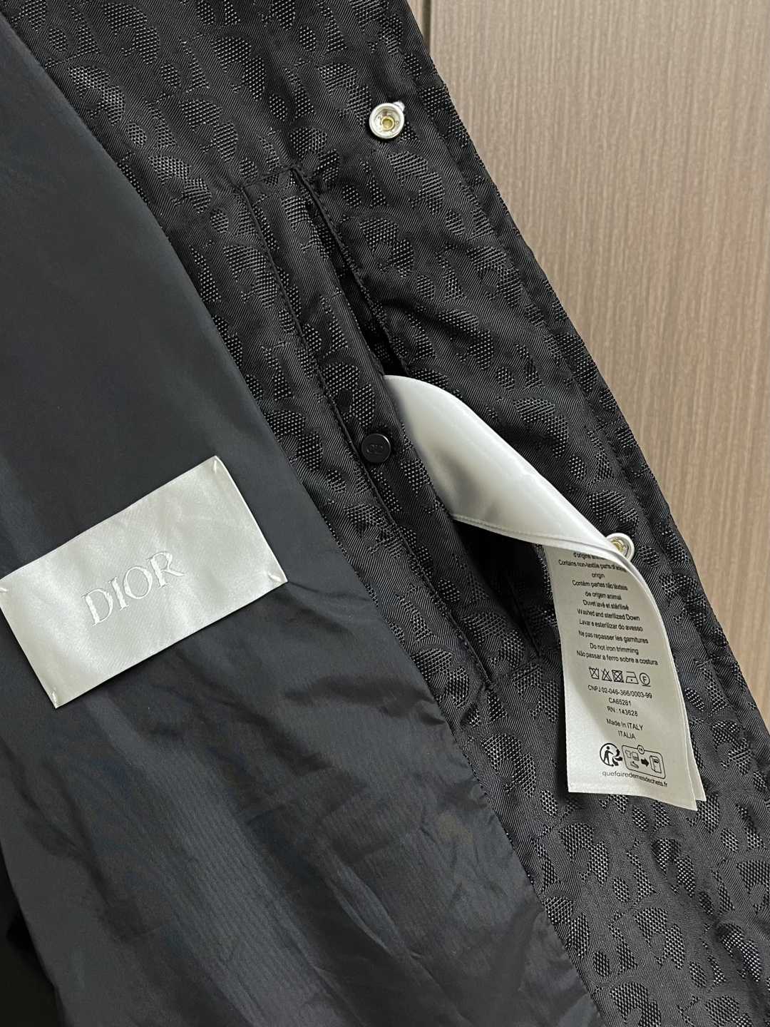 Dior 提花夹克款式羽绒服。 DIOR羽绒服立领衬衫款式。面料采用科技提花技术：在面料上应用激光提花技