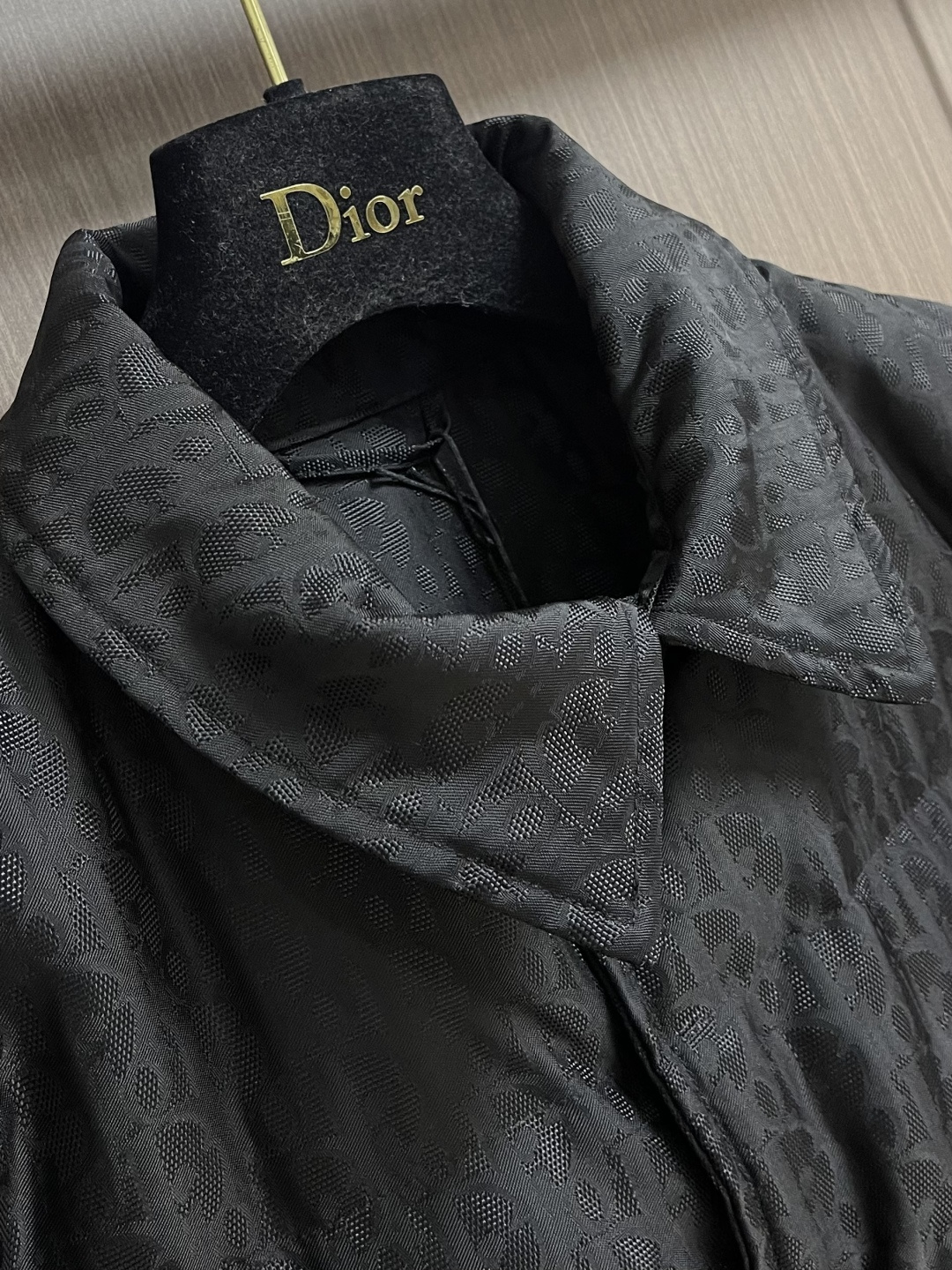 Dior 提花夹克款式羽绒服。 DIOR羽绒服立领衬衫款式。面料采用科技提花技术：在面料上应用激光提花技