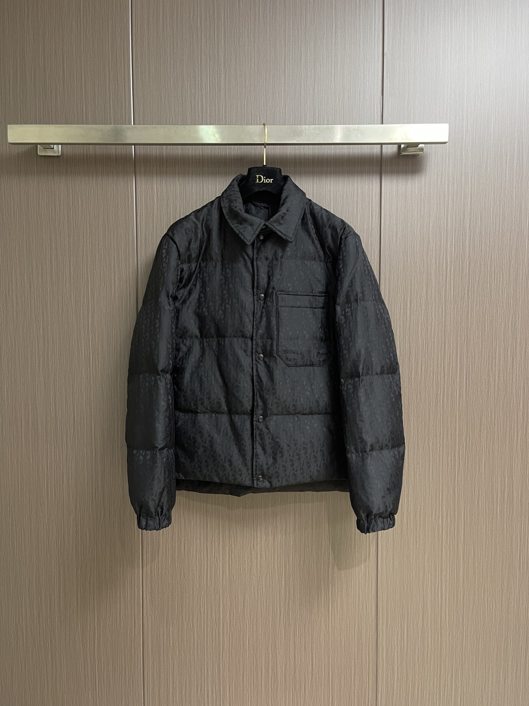 Dior 提花夹克款式羽绒服。 DIOR羽绒服立领衬衫款式。面料采用科技提花技术：在面料上应用激光提花技