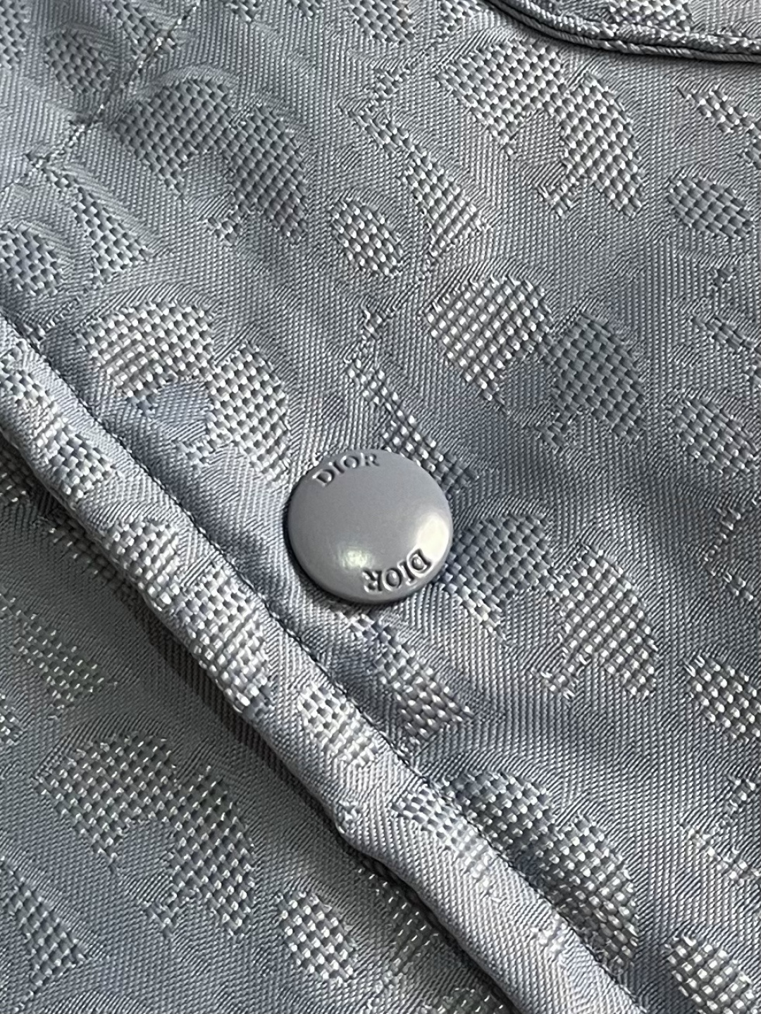 Dior 提花夹克款式羽绒服。 DIOR羽绒服立领衬衫款式。面料采用科技提花技术：在面料上应用激光提花技