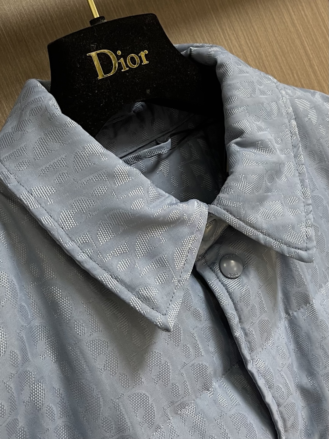 Dior 提花夹克款式羽绒服。 DIOR羽绒服立领衬衫款式。面料采用科技提花技术：在面料上应用激光提花技