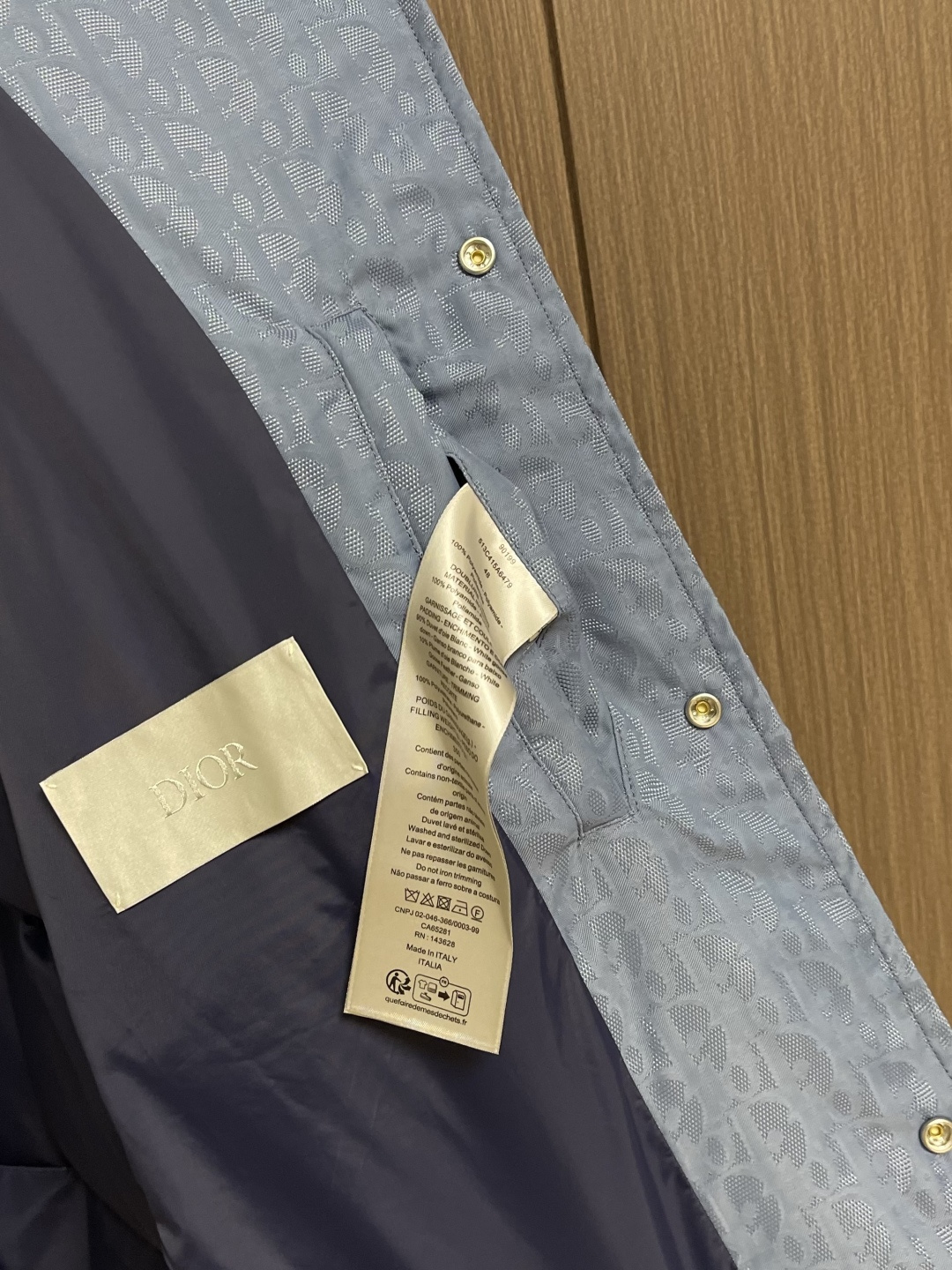 Dior 提花夹克款式羽绒服。 DIOR羽绒服立领衬衫款式。面料采用科技提花技术：在面料上应用激光提花技