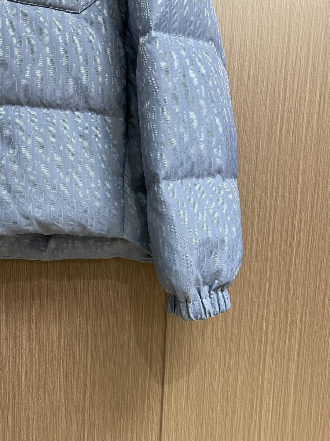 Dior 提花夹克款式羽绒服。 DIOR羽绒服立领衬衫款式。面料采用科技提花技术：在面料上应用激光提花技