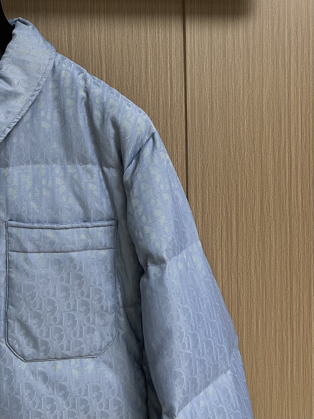 Dior 提花夹克款式羽绒服。 DIOR羽绒服立领衬衫款式。面料采用科技提花技术：在面料上应用激光提花技