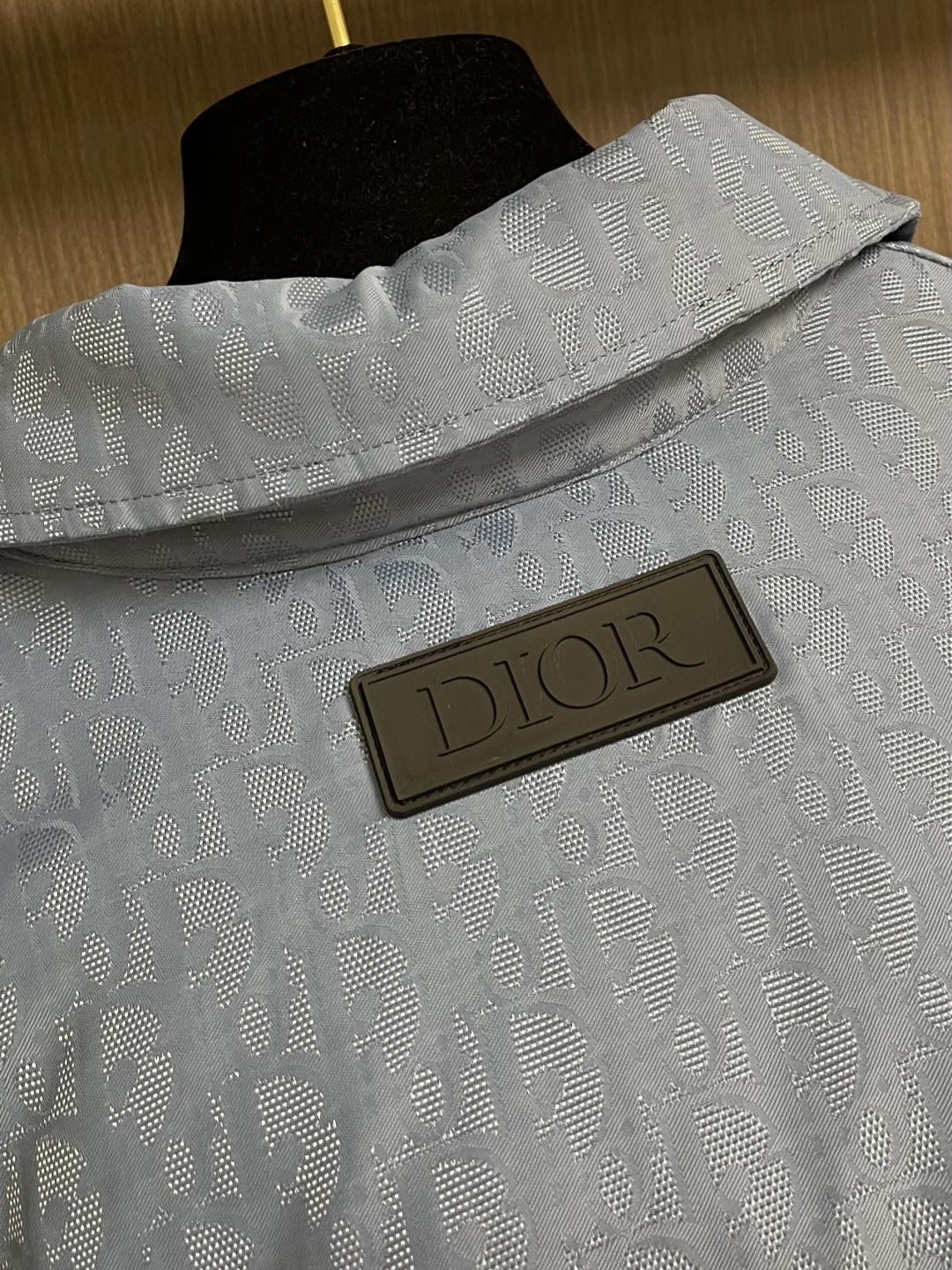 Dior 提花夹克款式羽绒服。 DIOR羽绒服立领衬衫款式。面料采用科技提花技术：在面料上应用激光提花技