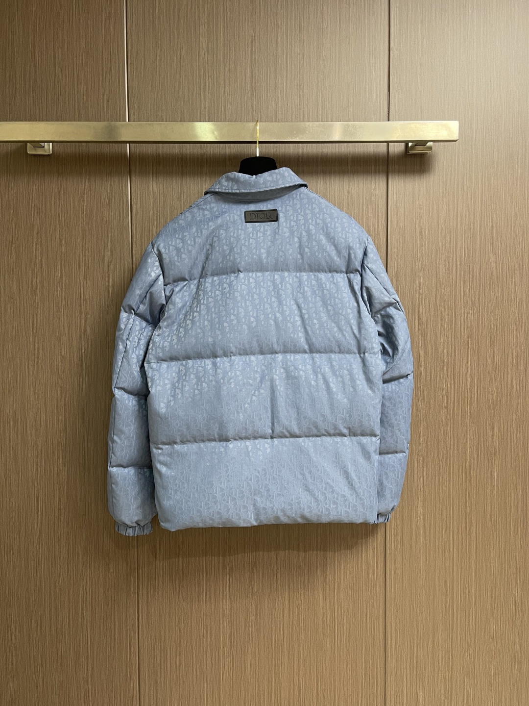 Dior 提花夹克款式羽绒服。 DIOR羽绒服立领衬衫款式。面料采用科技提花技术：在面料上应用激光提花技