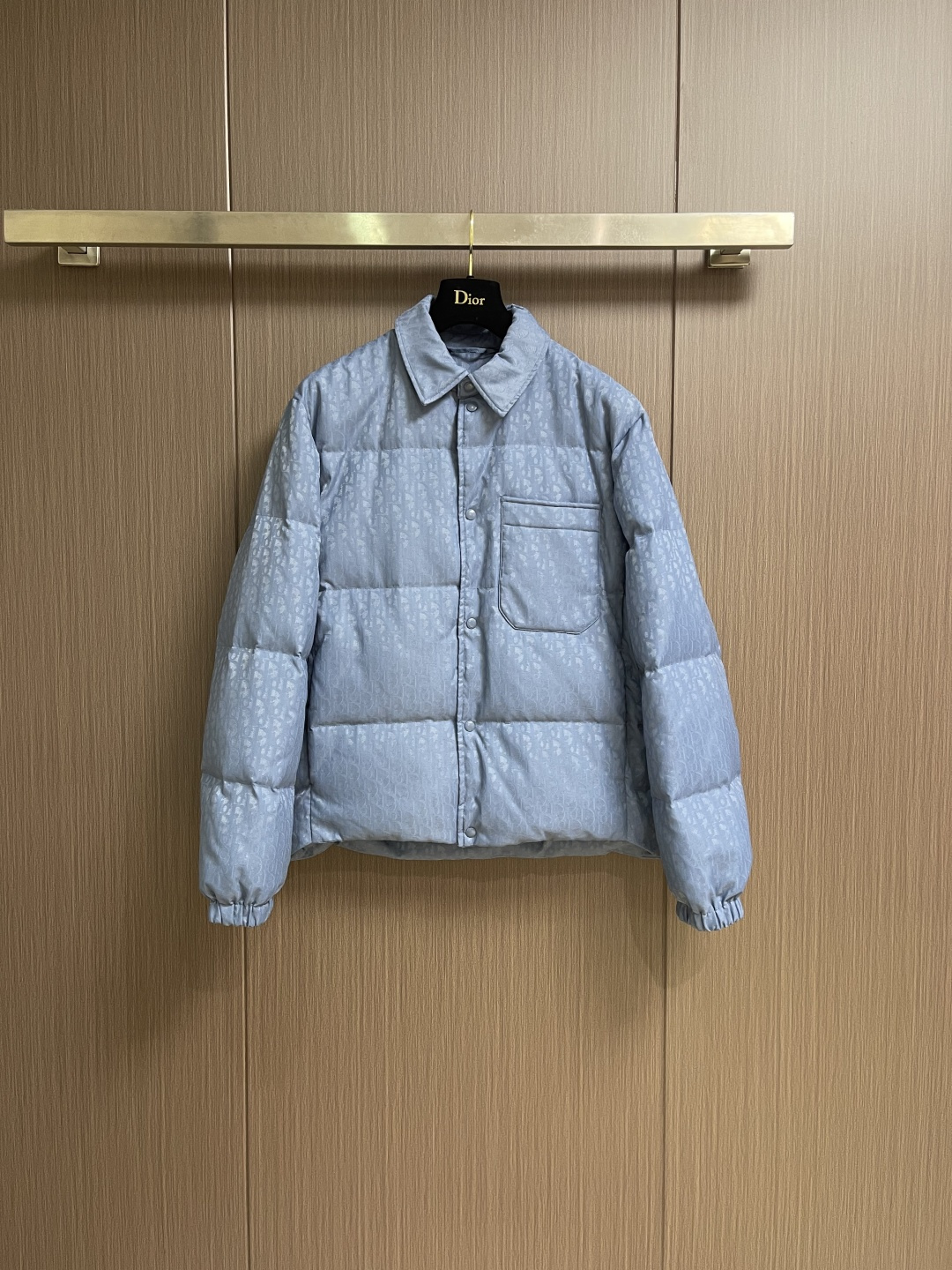 Dior 提花夹克款式羽绒服。 DIOR羽绒服立领衬衫款式。面料采用科技提花技术：在面料上应用激光提花技