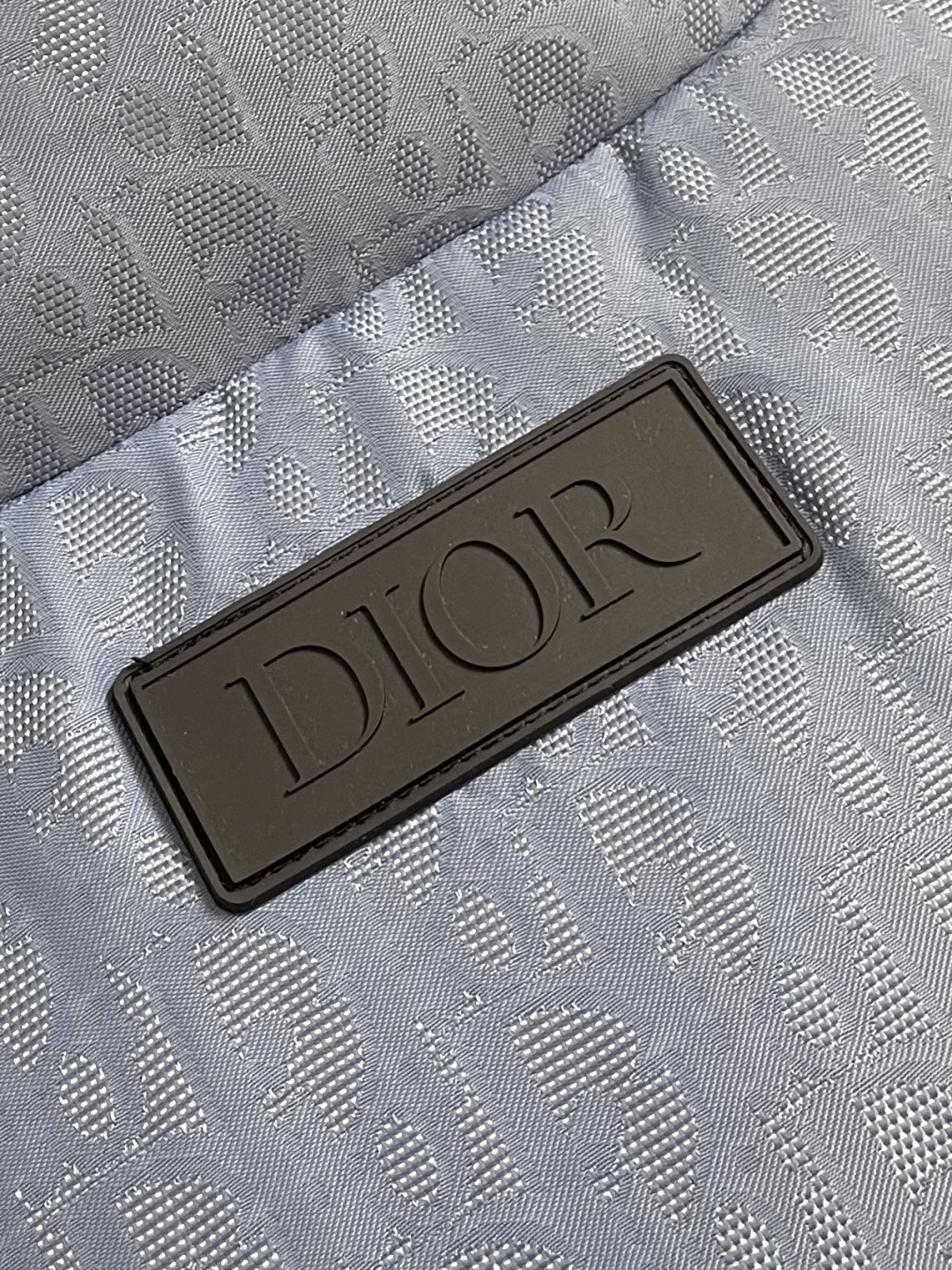 Dior 提花马甲羽绒服。 DIOR羽绒服马甲。面料采用科技提花技术：在面料上应用激光提花技术，使整件衣