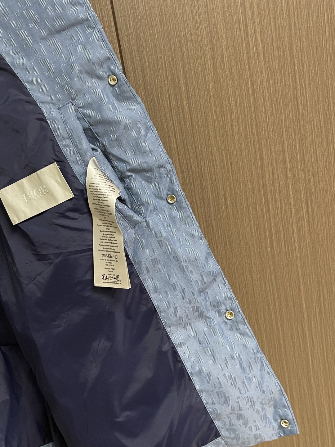 Dior 提花马甲羽绒服。 DIOR羽绒服马甲。面料采用科技提花技术：在面料上应用激光提花技术，使整件衣