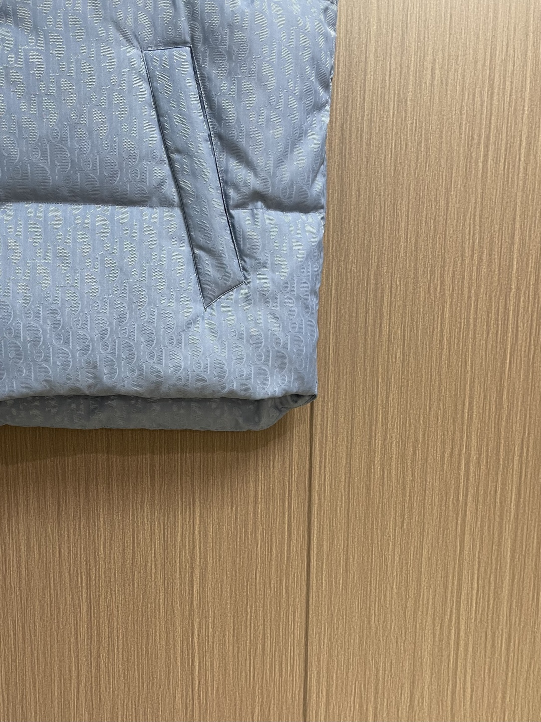 Dior 提花马甲羽绒服。 DIOR羽绒服马甲。面料采用科技提花技术：在面料上应用激光提花技术，使整件衣